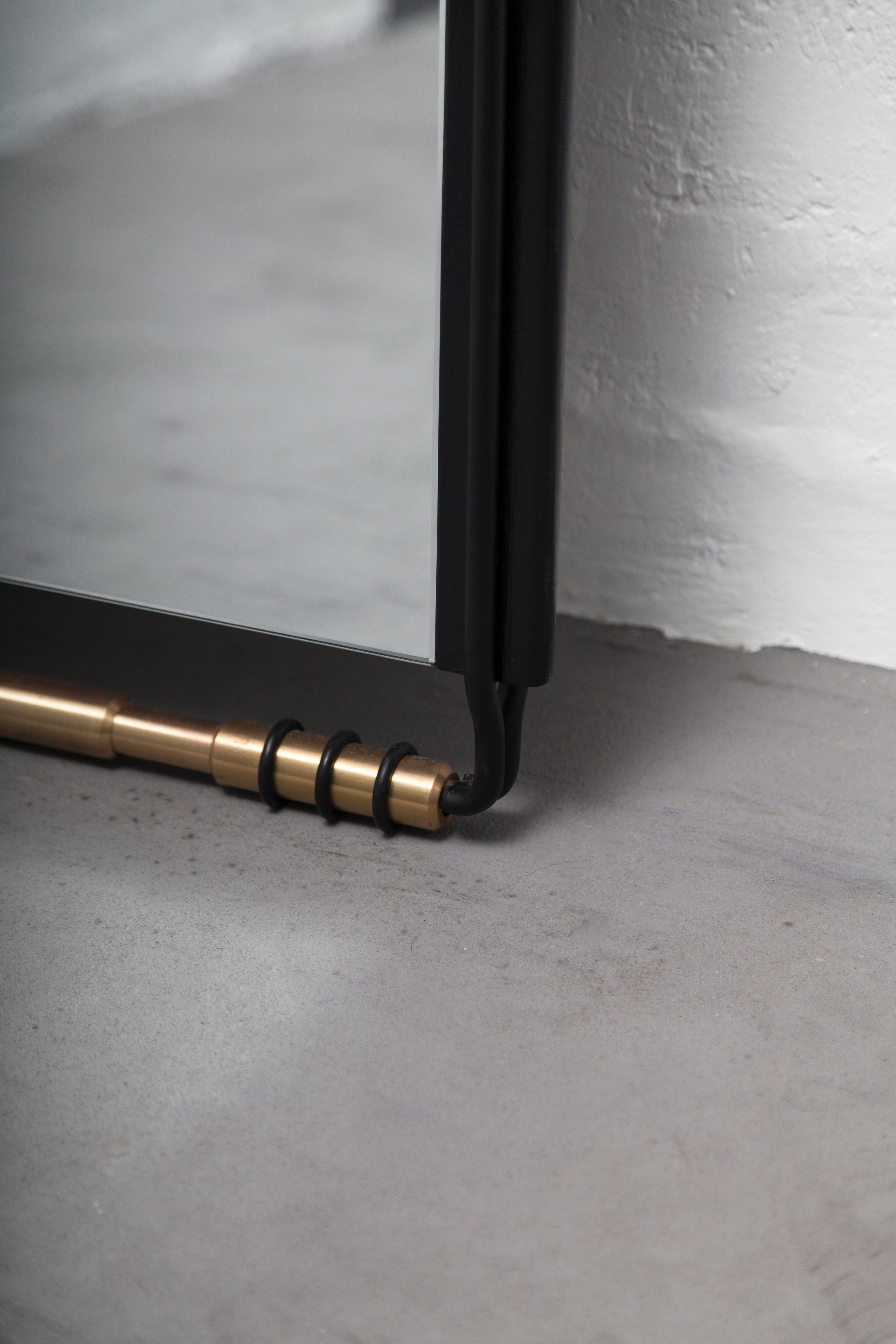 Espejo de pie Sitiera en madera maciza, bronce envejecido y espejo envejecido by Estudio Andean Otro en venta