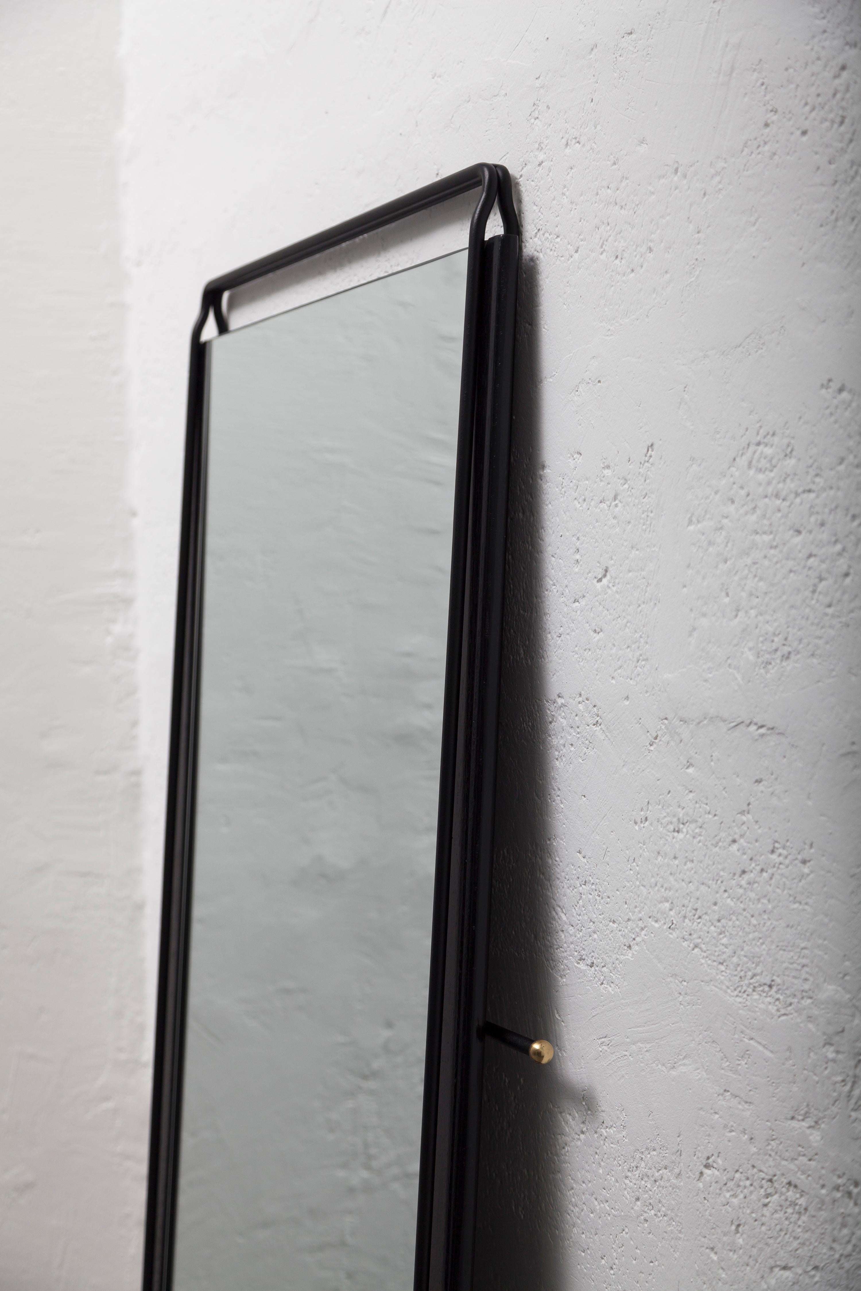Espejo de pie Sitiera en madera maciza, bronce envejecido y espejo envejecido by Estudio Andean Siglo XXI y contemporáneo en venta