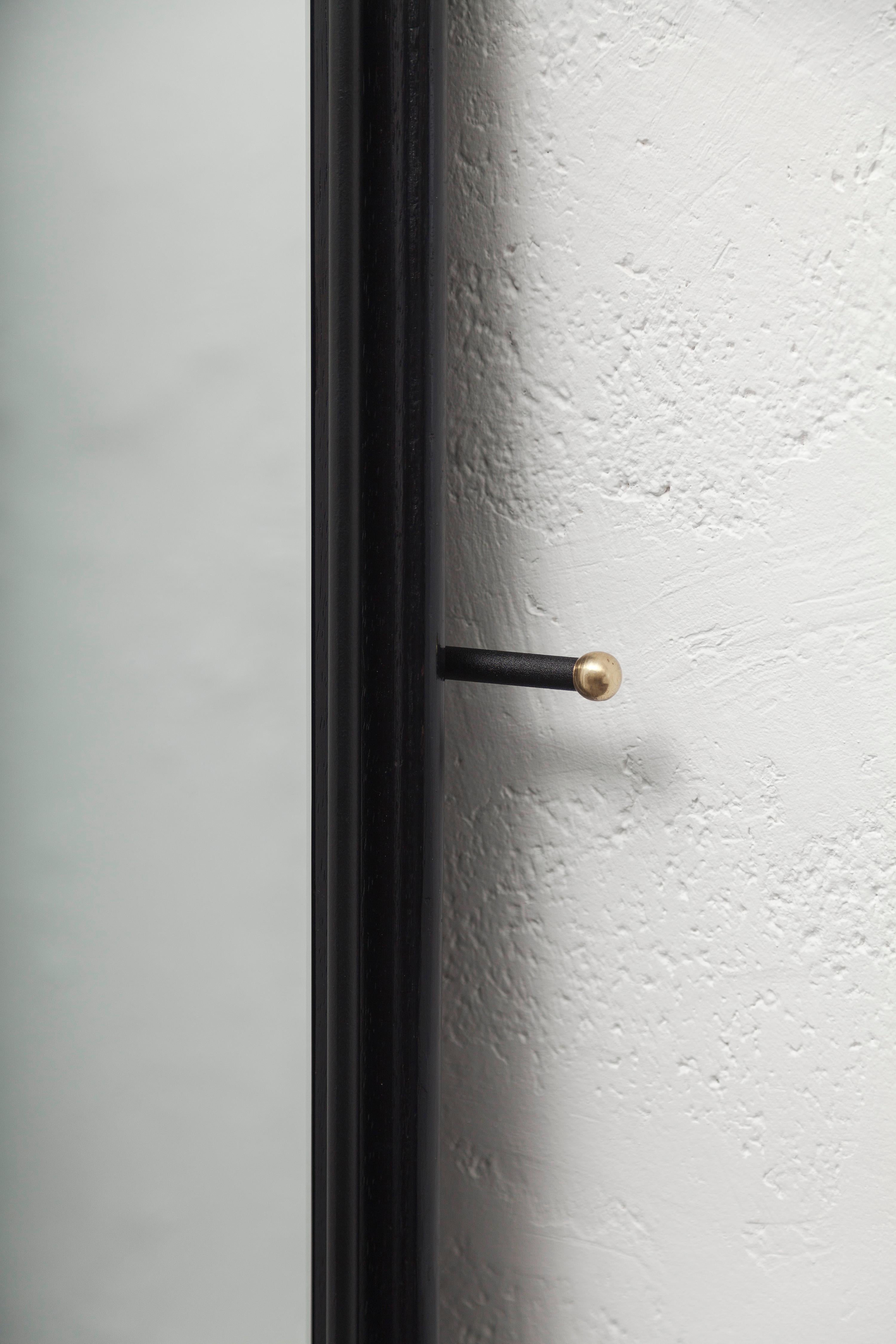 Espejo de pie Sitiera en madera maciza, bronce envejecido y espejo envejecido by Estudio Andean Bronce en venta
