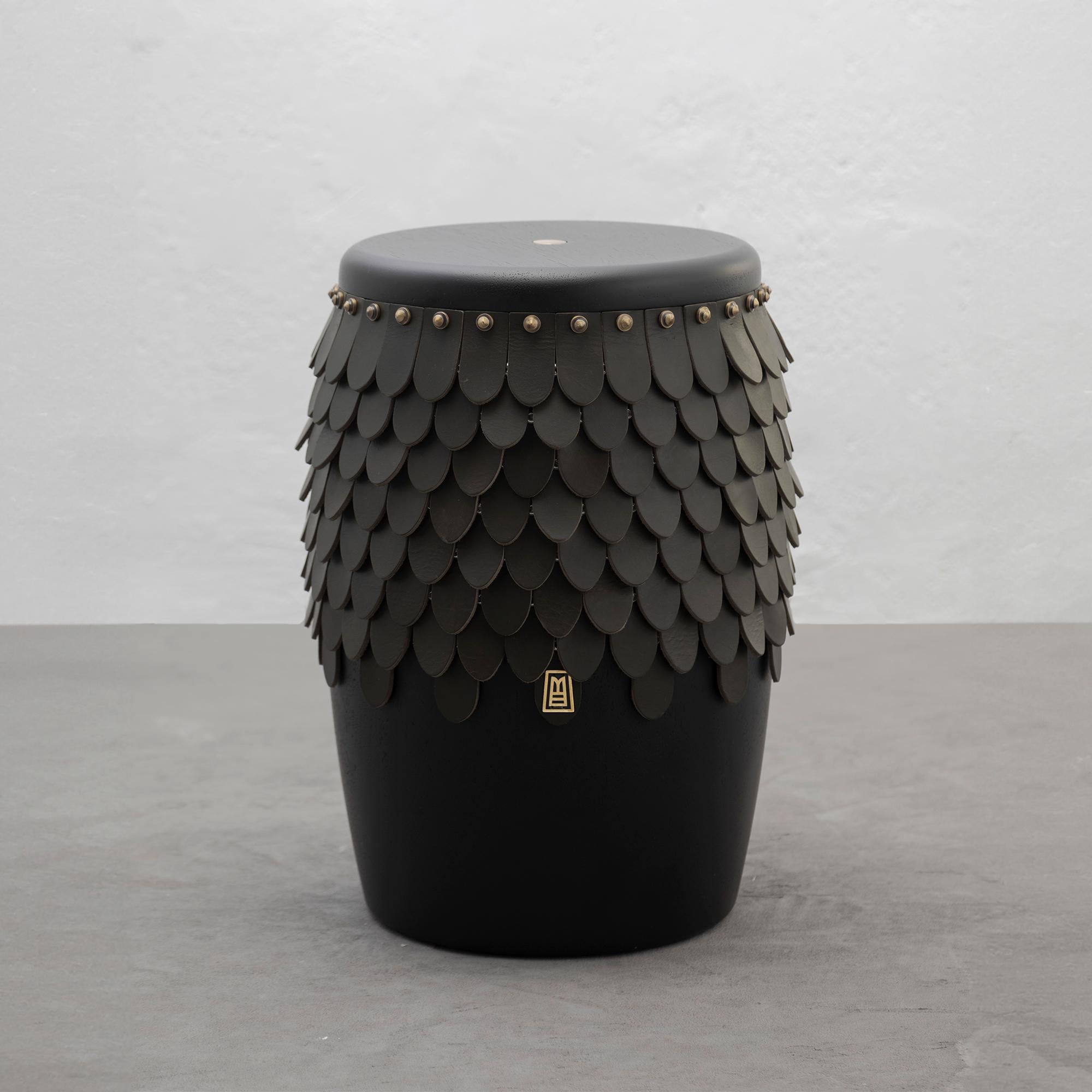 Sitiera Hocker aus Massivholz, dickem Leder in Olivo und Bronze von Estudio Andean
Abmessungen: T 34 x B 34 x H 50 cm. SH: 50 cm.
MATERIALIEN: Bronze, Leder und Massivholz.

Hocker aus massivem Seike-Holz mit Ébano-Finish, mit dicken Lederakzenten