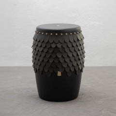 Sgabello Sitiera in Wood massiccio, pelle spessa Olivo e bronzo invecchiato di Estudio Andean