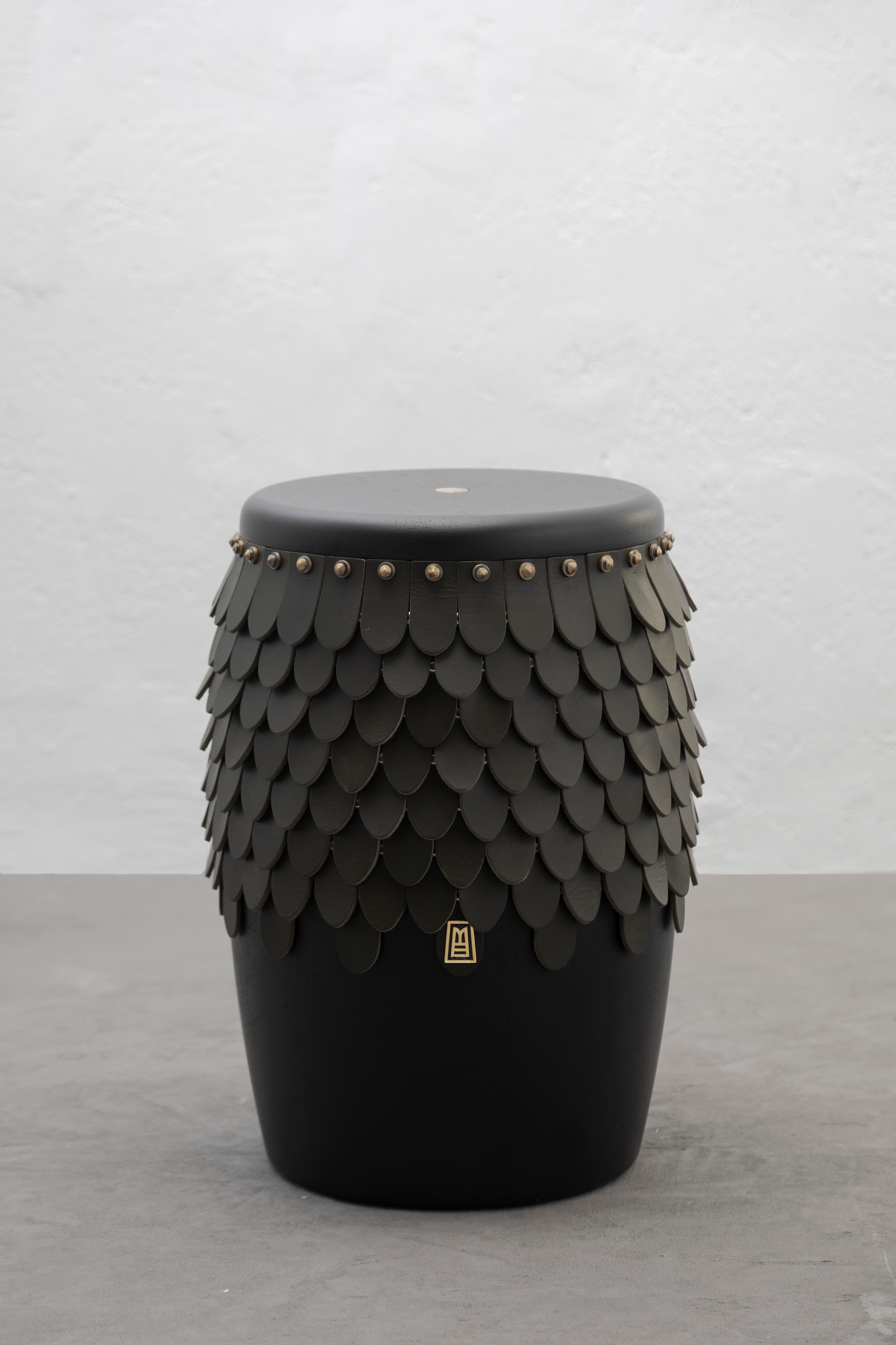Sitiera Hocker aus Massivholz, dickem Leder in Olivo und Bronze von Estudio Andean (21. Jahrhundert und zeitgenössisch) im Angebot