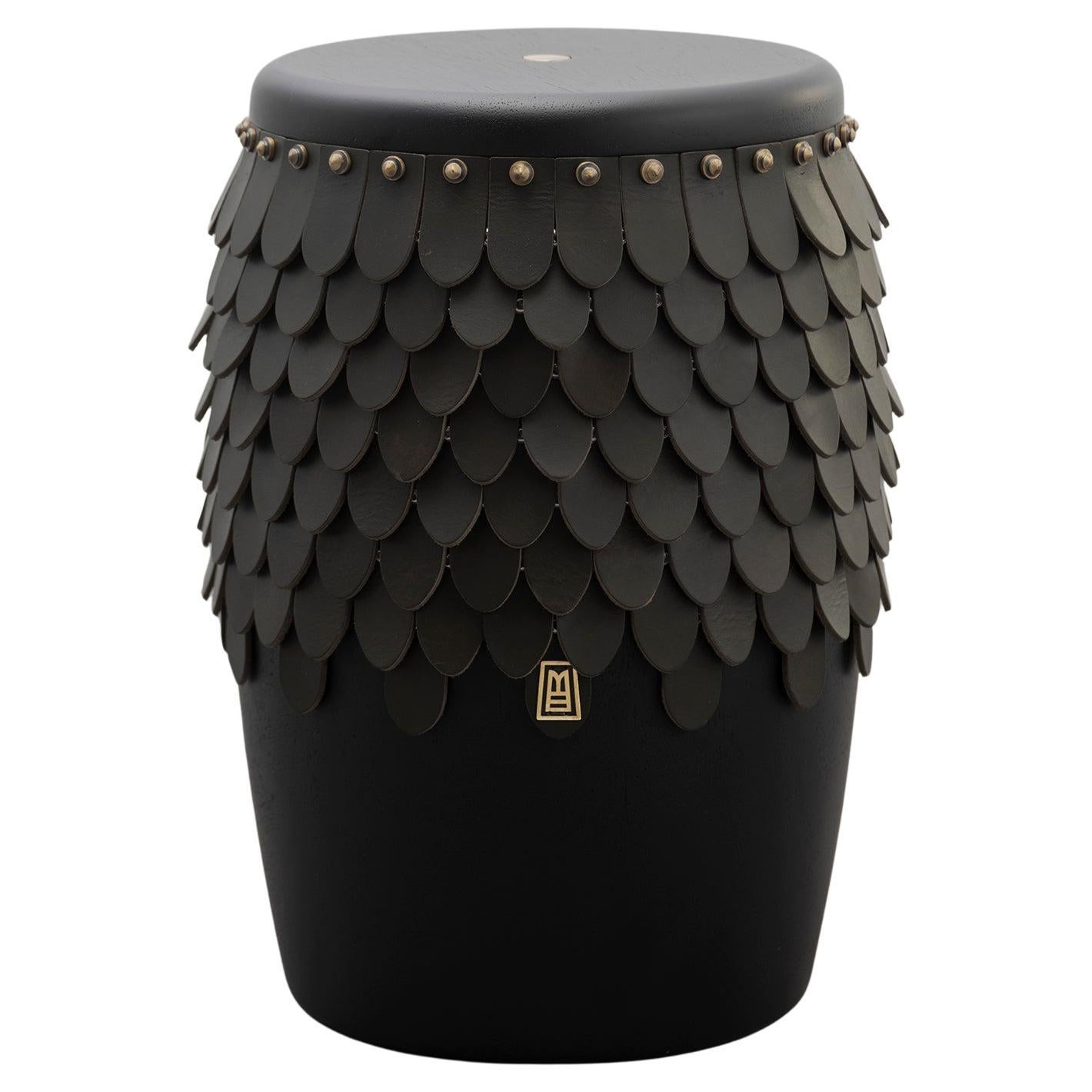 Sitiera Hocker aus Massivholz, dickem Leder in Olivo und Bronze von Estudio Andean