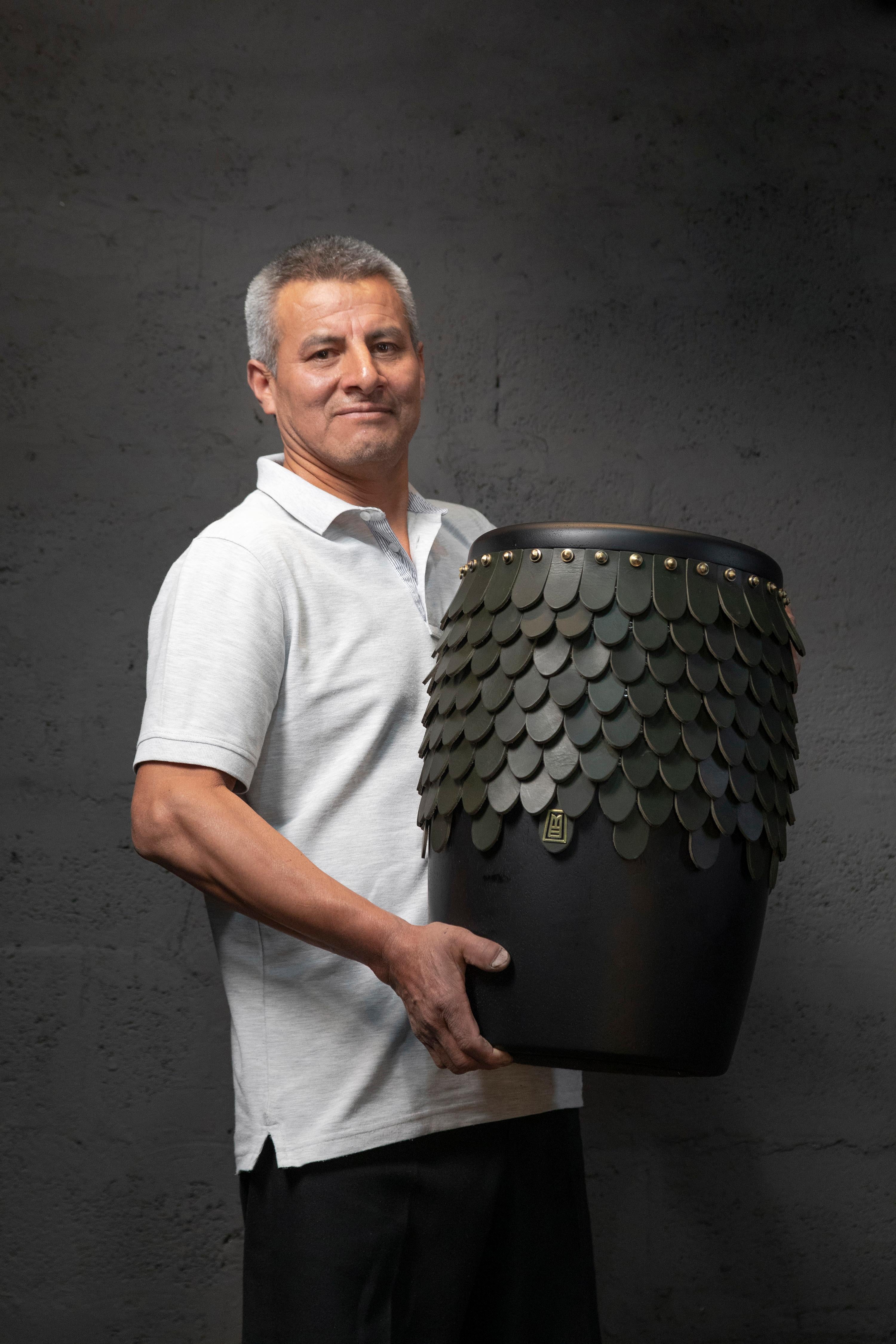 Sitiera Hocker aus massivem Holz mit Akzenten aus Bronze von Estudio Andean im Angebot 3