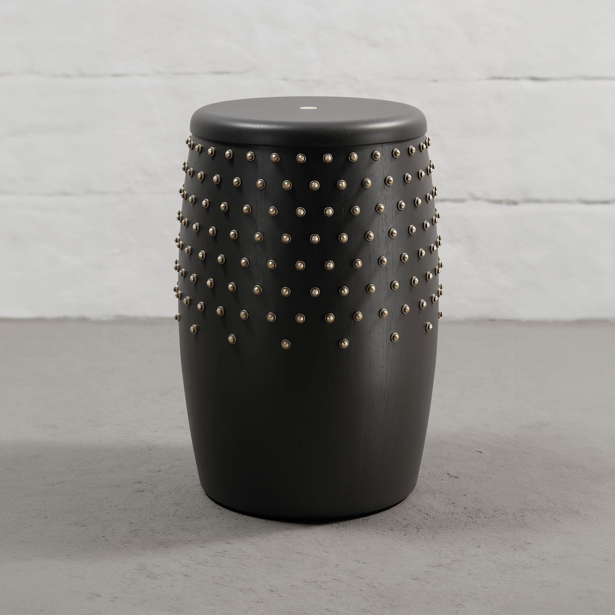 Sitiera Hocker aus massivem Holz mit Akzenten aus Bronze von Estudio Andean
Abmessungen: T 34 x B 34 x H 50 cm. SH: 50 cm.
MATERIALIEN: Bronze und Massivholz.

Hocker aus massivem Seike-Holz mit Ébano-Finish und CNC-verleimten Beschlägen aus