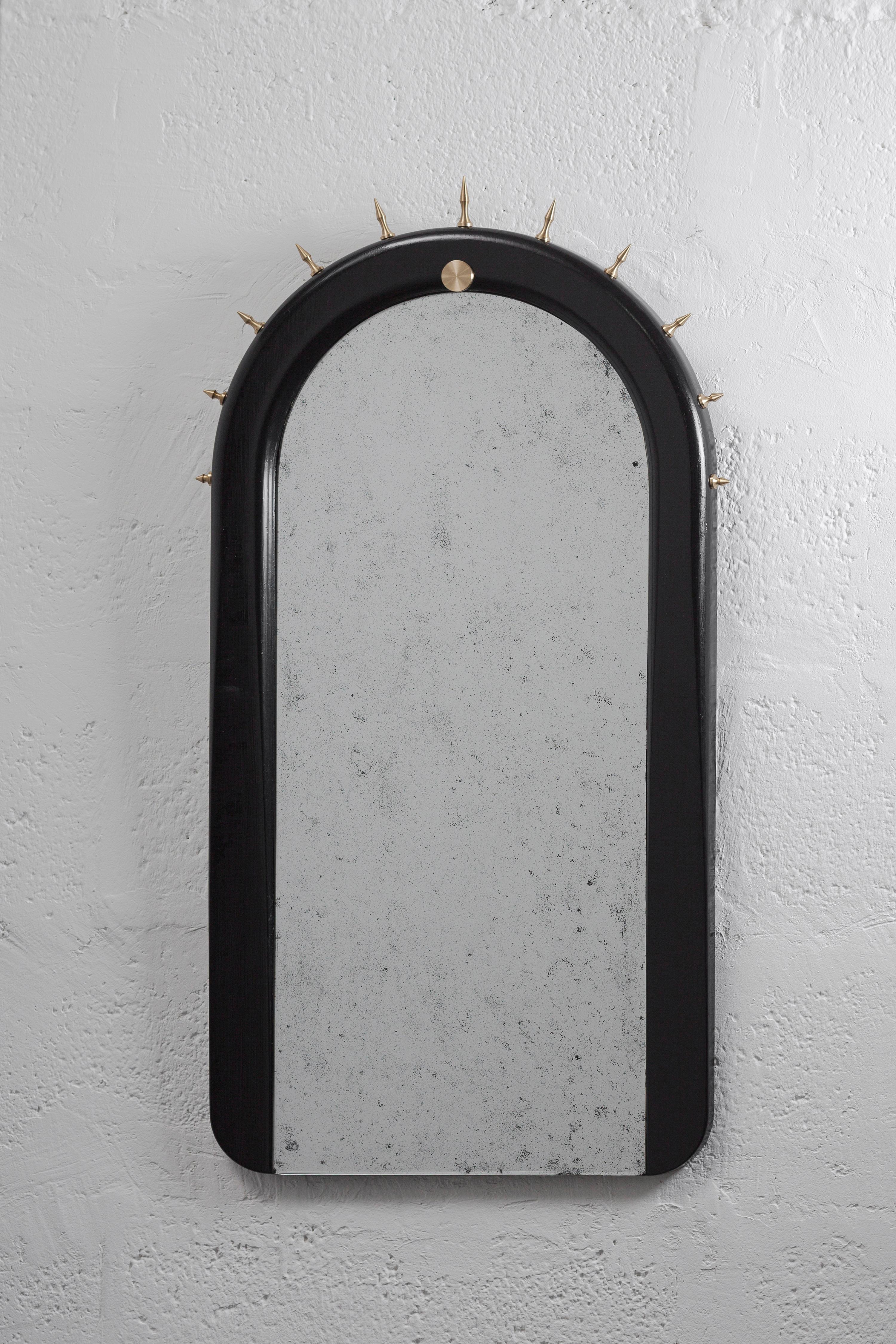 Miroir mural Sitiera en Wood Wood massif, bronze vieilli et miroir vieilli par Estudio Andean
Dimensions : D 3,5 x L 91,5 x H 142 cm. 
MATERIAL : Bois massif, bronze vieilli et miroir vieilli.

Miroir mural en bois massif de Steele avec une finition