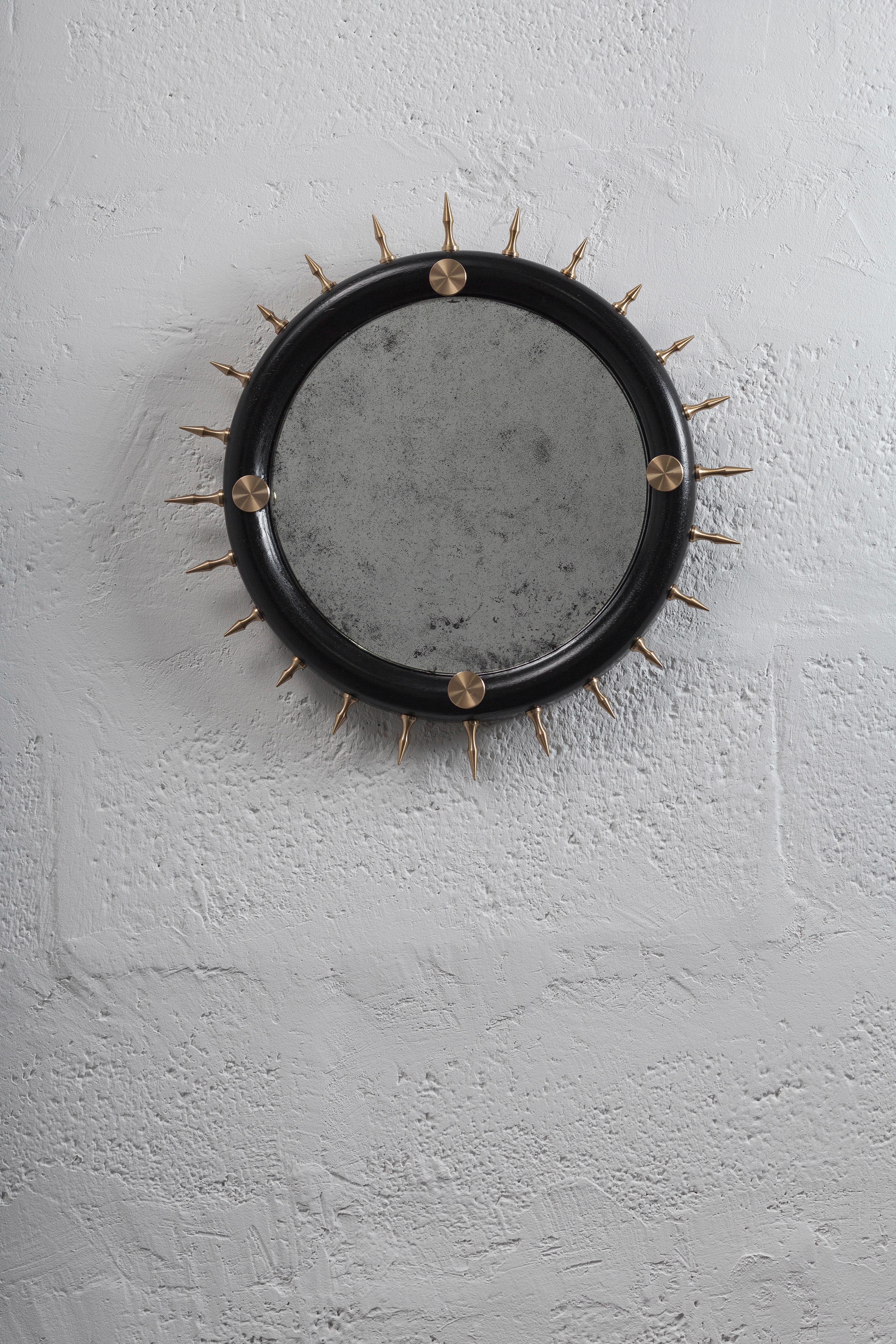 Miroir mural Sitiera en Wood Wood massif, bronze vieilli et miroir vieilli par Estudio Andean
Dimensions : D 3,35 x L 39,5 x H 39,5 cm. 
MATERIAL : Bois massif, bronze vieilli et miroir vieilli.

Miroir mural en bois massif de Steele avec une