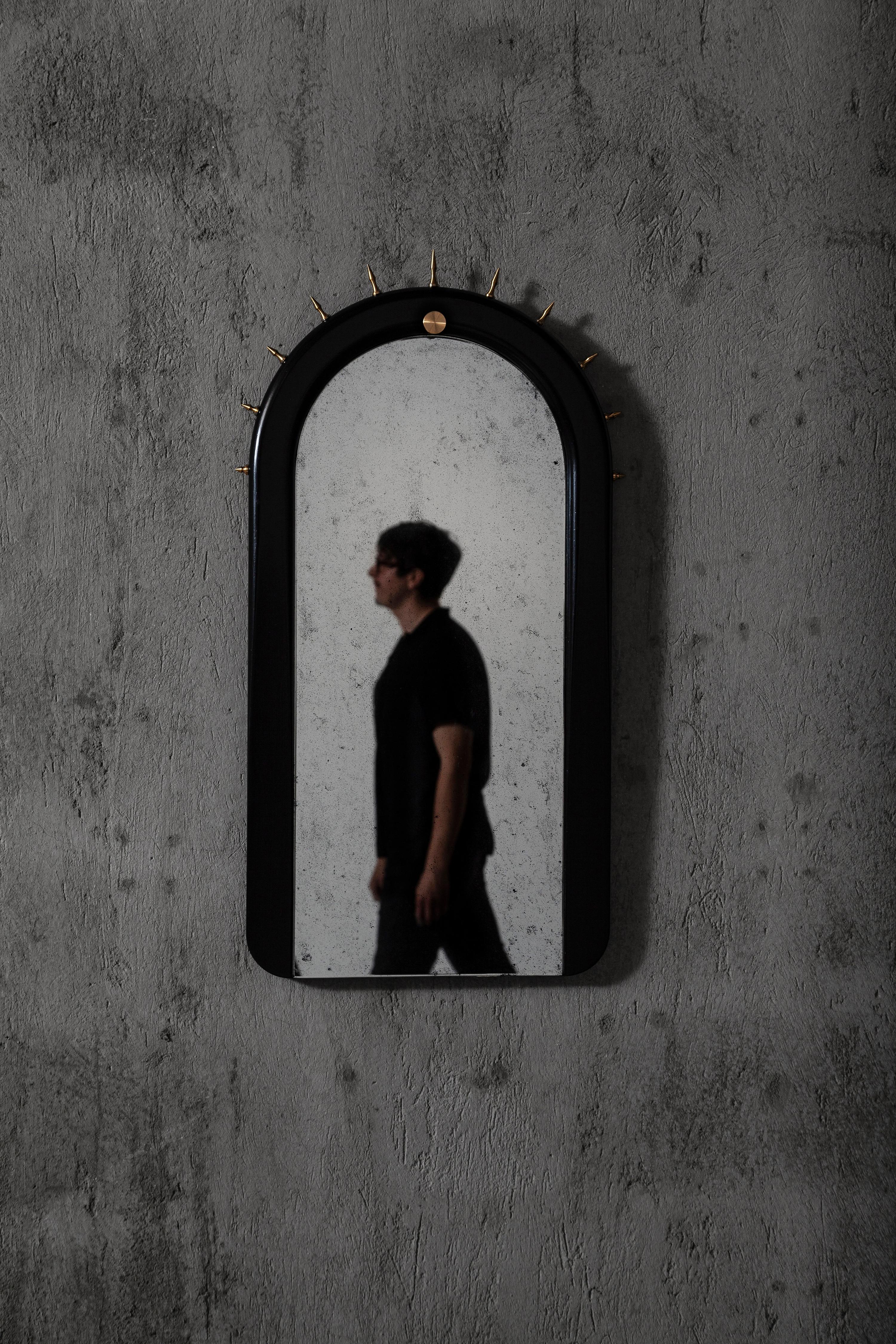 Miroir mural Sitiera en Wood Wood massif, bronze vieilli et miroir vieilli par Estudio Andean en vente 1