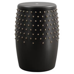 SITIERA_01 Hocker aus Massivholz, mit gealterten Bronze-Akzenten von ANDEAN, auf Lager