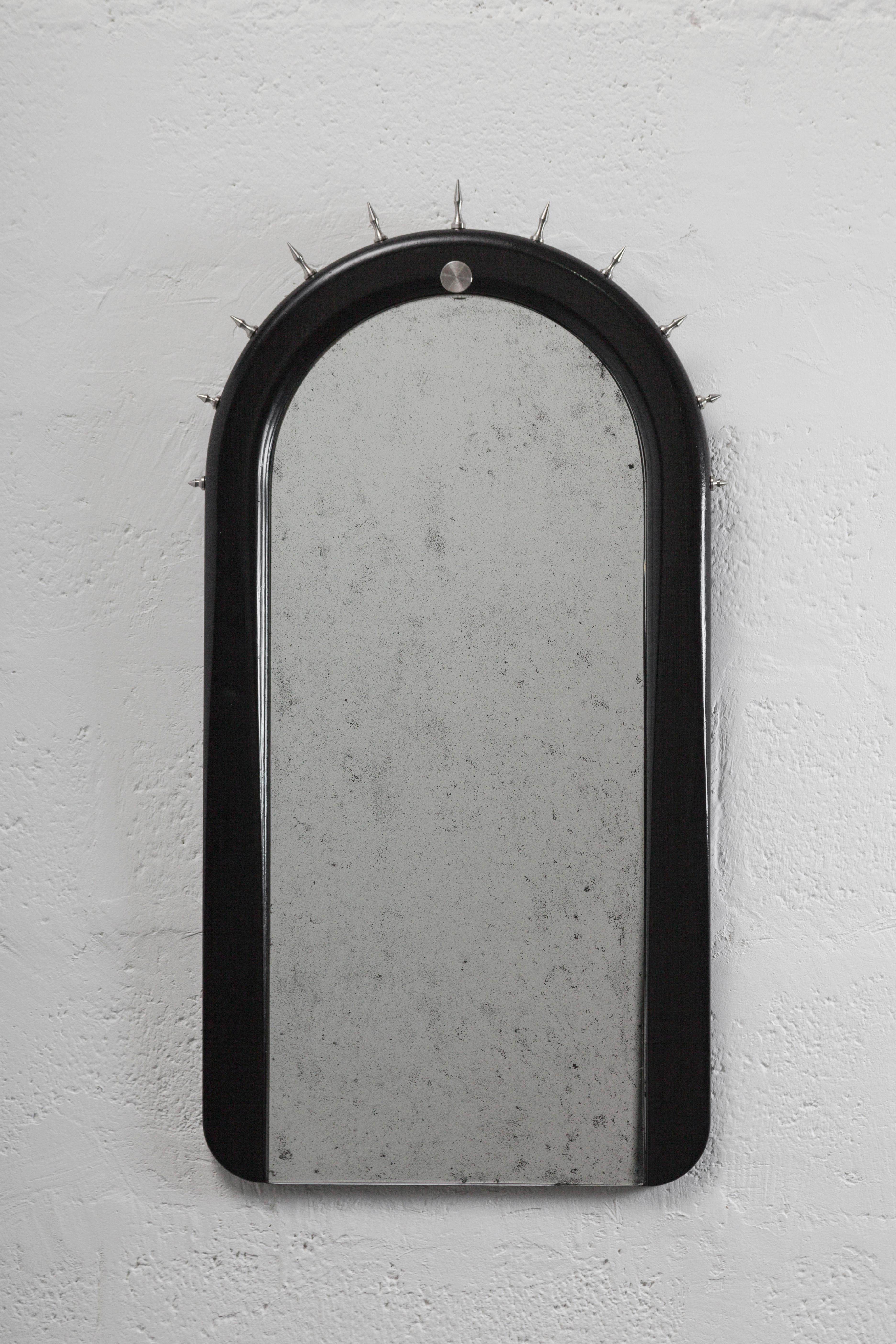 Wandspiegel aus massivem Seike-Holz, naturgeölt, mit antikem Spiegelglas und gedrehten Bronze- oder Edelstahlbeschlägen.

SITIERA ist die zweite hochwertige Wohnmöbelkollektion von ANDEAN. Die Ausstellung konzentriert sich auf Sitzmöbel und
