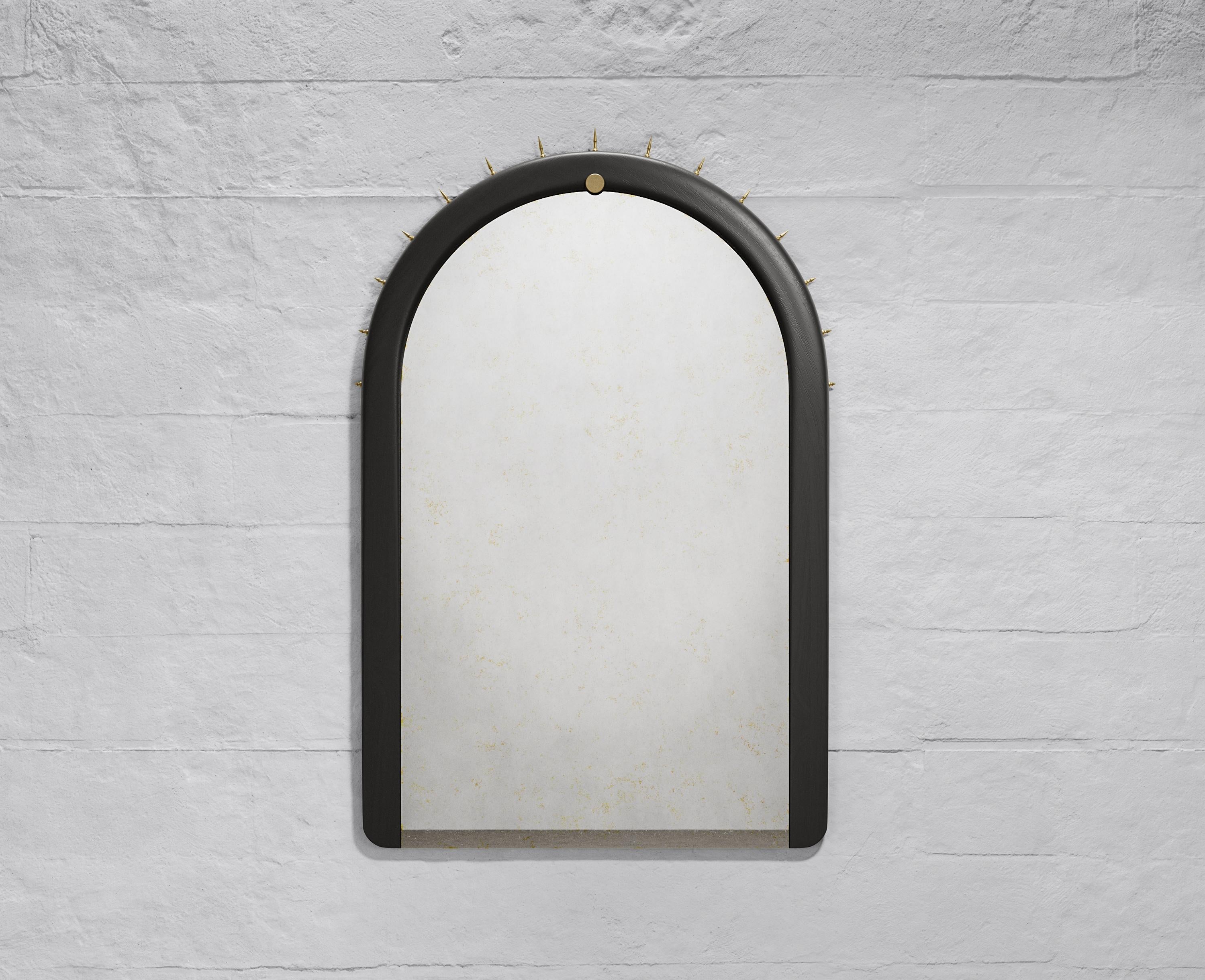 Specchio da parete realizzato in legno massiccio di seike con finitura a olio naturale, vetro a specchio anticato e ferramenta in bronzo tornito o acciaio inox. Personalizzazioni disponibili su richiesta.

Lo specchio da parete SITIERA_03 è