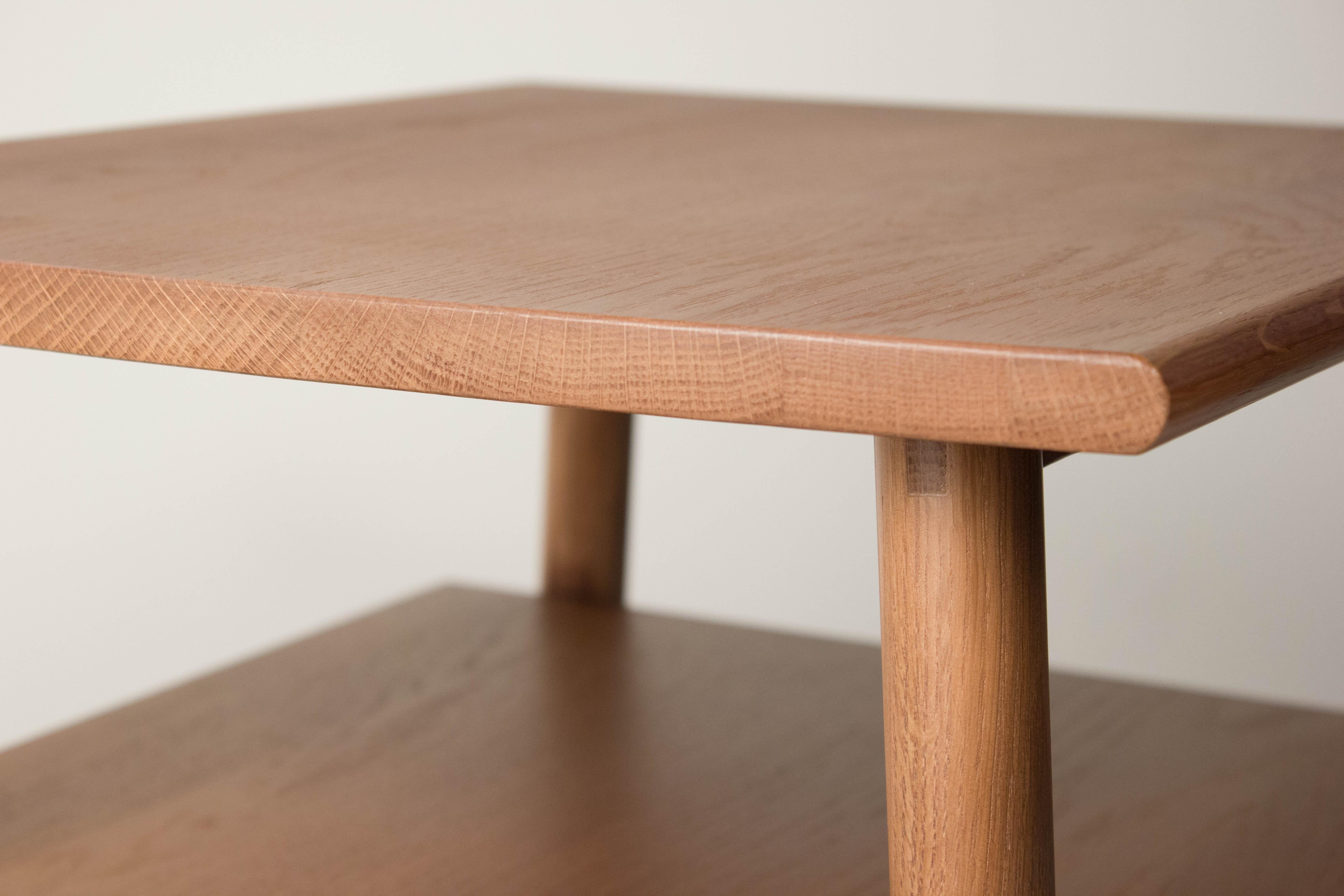 Menuiserie Table d'appoint Sitka en bois par Sun at Six, Sienne, table d'appoint minimaliste en vente