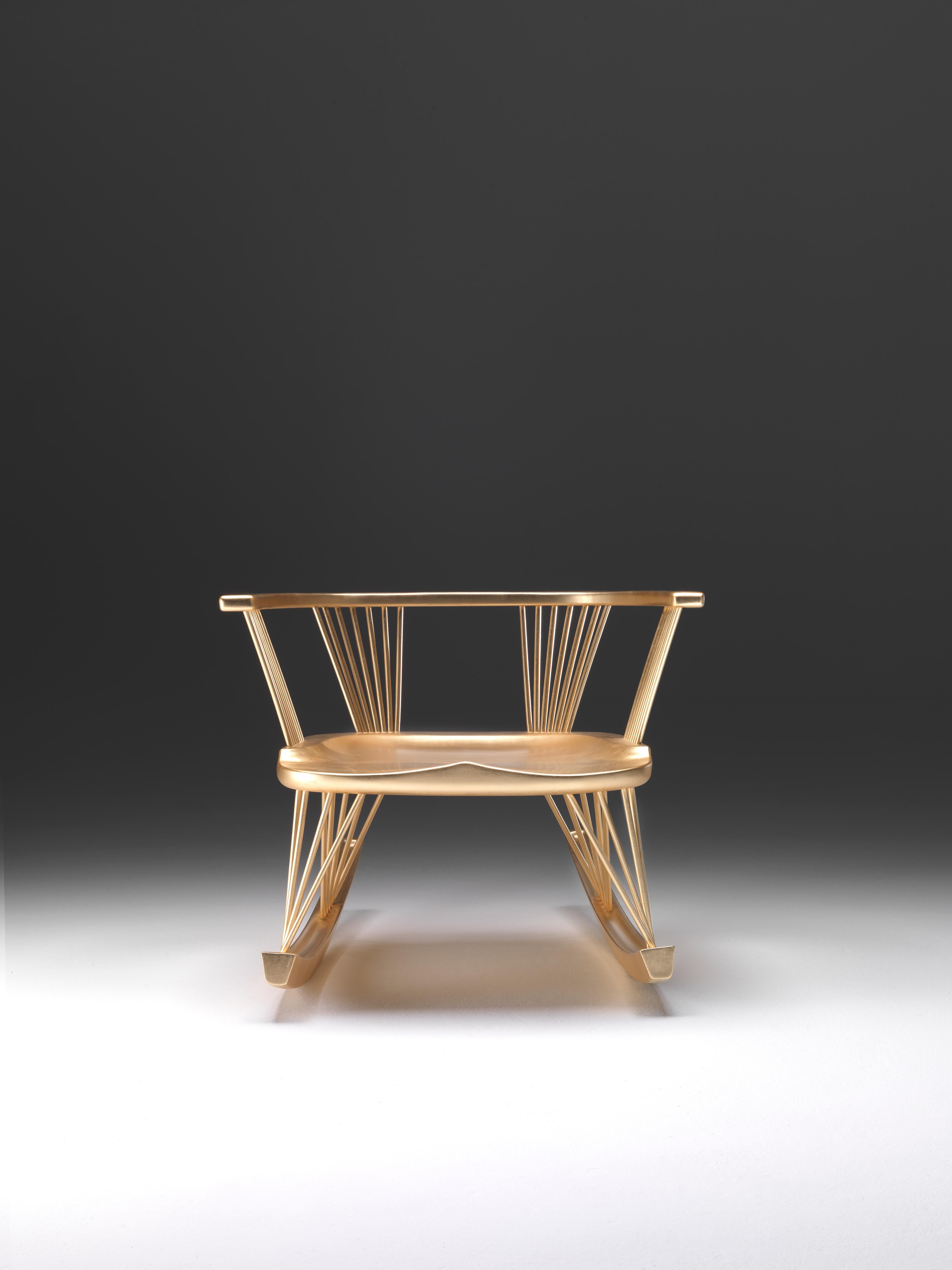 Prova l'arte del relax con la poltrona a dondolo Sitlali, una creazione visionaria di Philippe Bestenheider. Il cuore di questo design è lo schienale, un ventaglio di sottili aste sovrapposte che non solo affascina l'occhio ma definisce il carattere