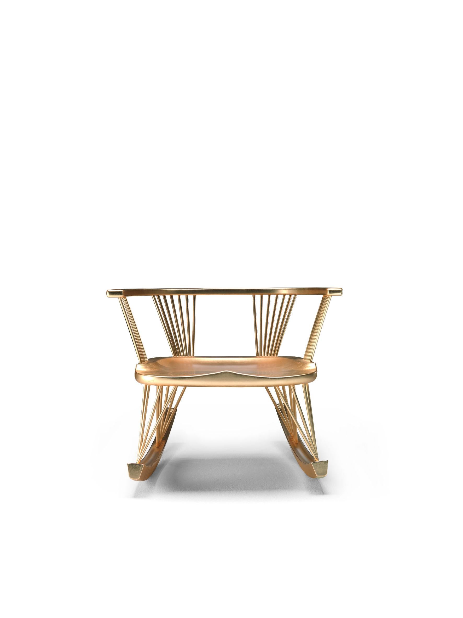 XXIe siècle et contemporain Chaise à bascule SITLALI en bois massif et fines lambrequins entrelacés et feuille d'or en vente