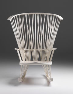 Sitlali Schaukelsessel aus Massivholz mit Rods und weißem Lackierung