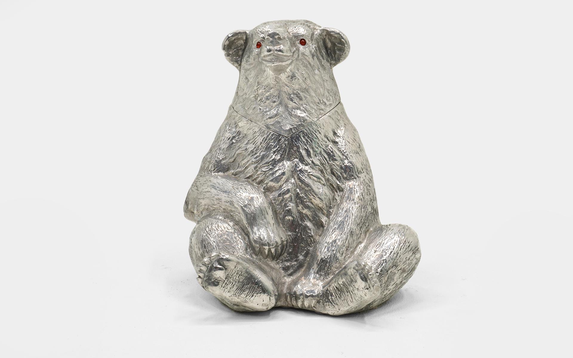 Caprichosa Cubitera / enfriador de vino / tarro de galletas del Oso Sentado Sonriente de Arthur Court.  Sólida construcción de aluminio fundido.  Funciona perfectamente con el cabezal inclinado hacia atrás para abrir.  ¡Y mira qué sonrisa!