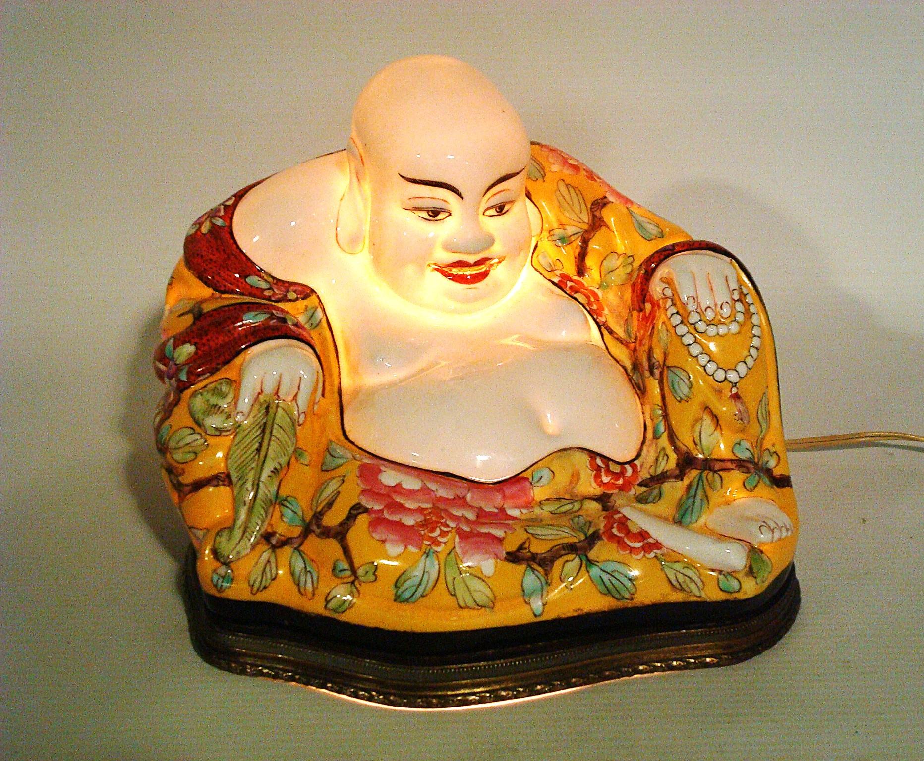 Sitzender Buddha Perzellan Nachtlampe, Französisch Chinoiserie 1900's (Handbemalt) im Angebot