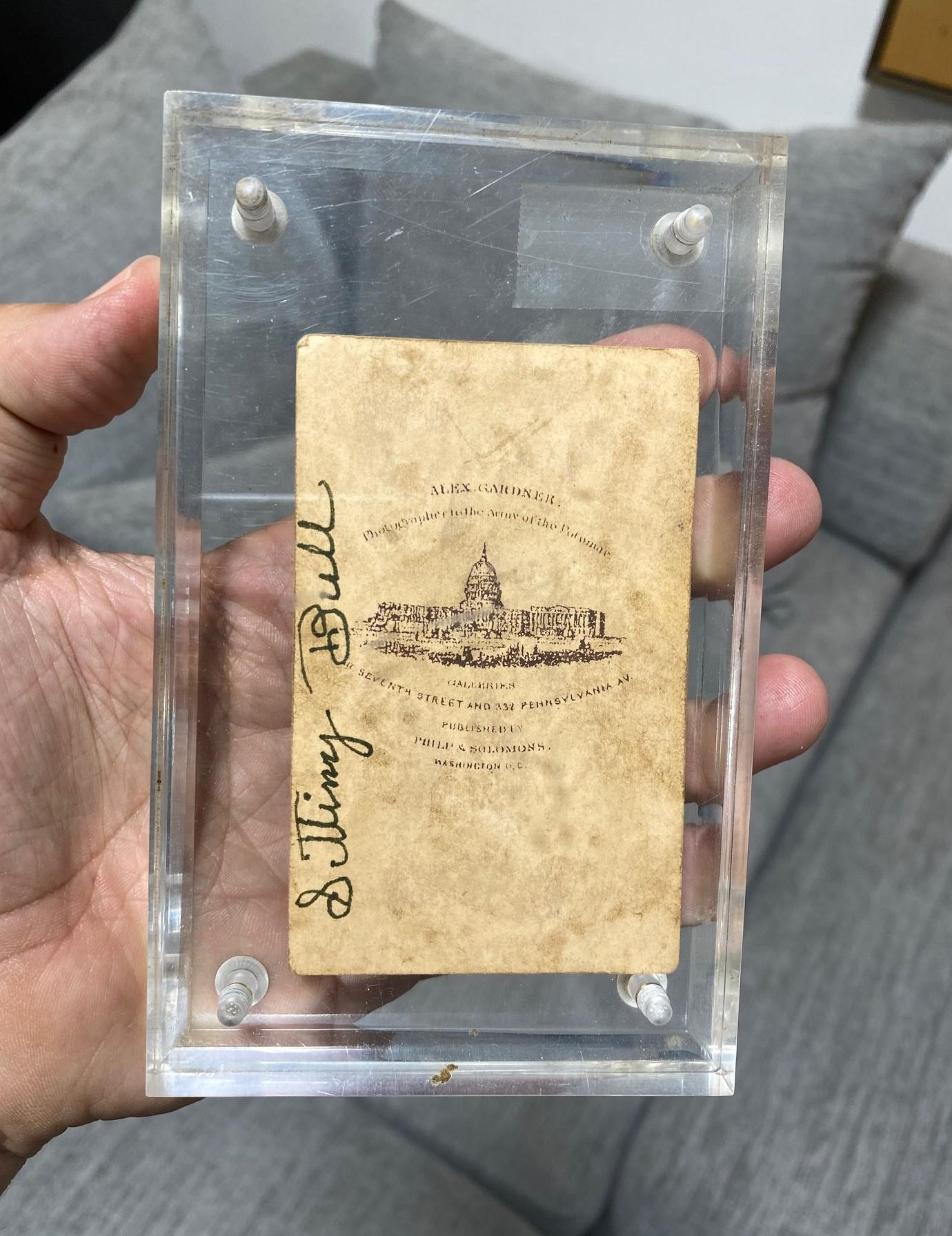 Sitting Bull, signierte Porträtfotografie der indianischen Ureinwohner Nord- und Südamerikas, Schrank Card im Angebot 6