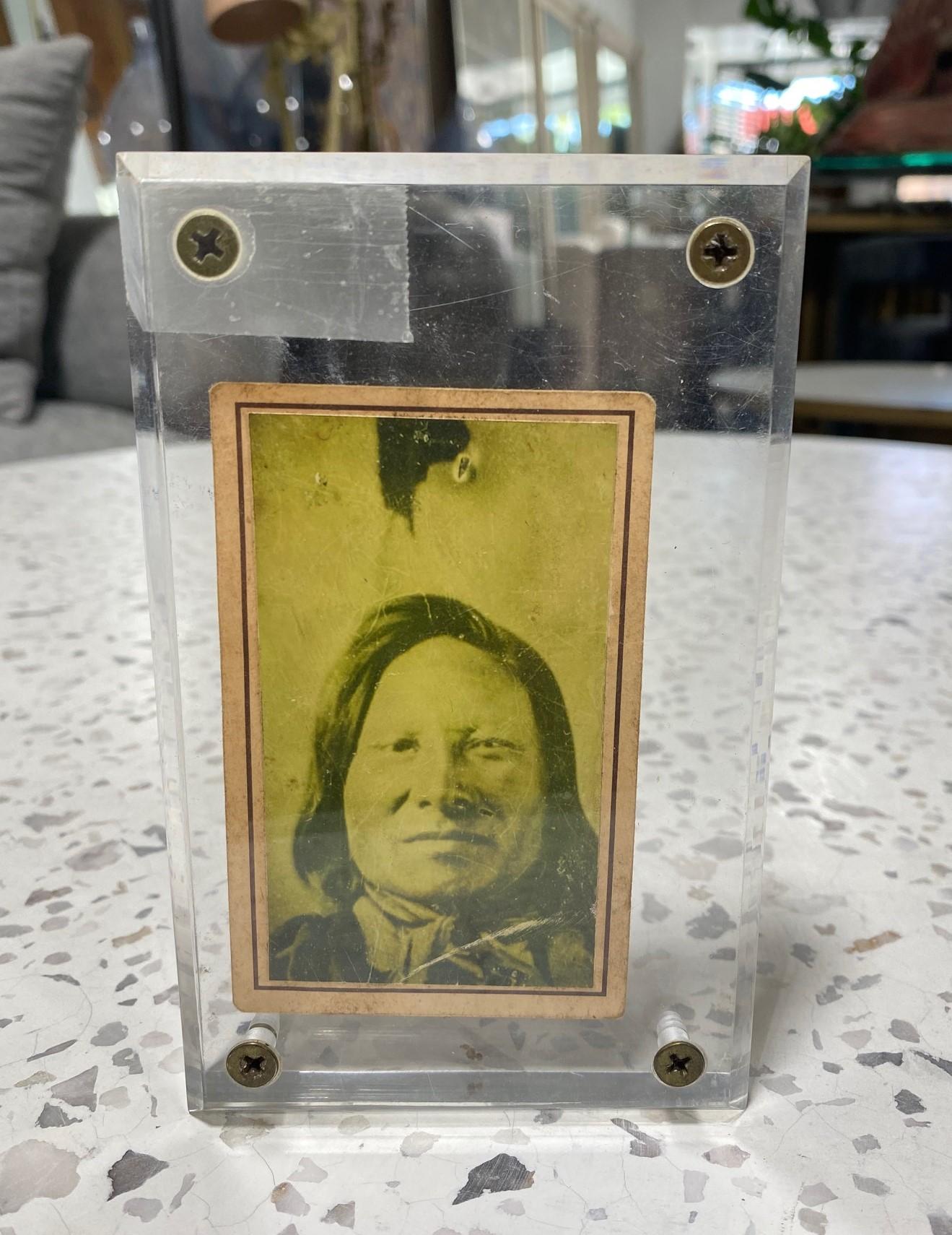 Ein sehr begehrtes und sehr seltenes signiertes Foto/Schrankkartenporträt des berühmten heiligen Mannes der Hunkpapa Lakota Sioux, Häuptling Sitting Bull (ca. 1831-1890) - vielleicht der berühmteste und bekannteste Häuptling der amerikanischen