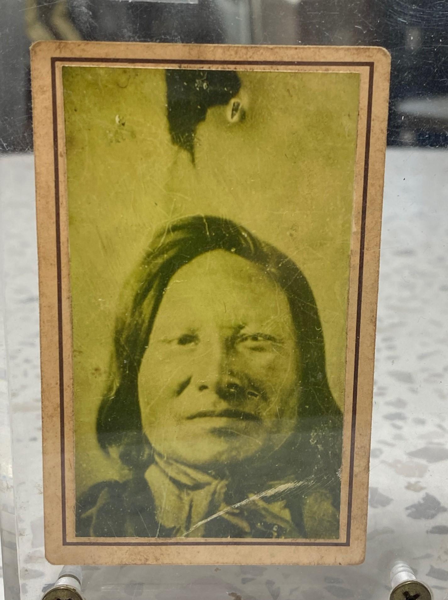 Sitting Bull, signierte Porträtfotografie der indianischen Ureinwohner Nord- und Südamerikas, Schrank Card (Indigene Kunst (Nord-/Südamerika)) im Angebot