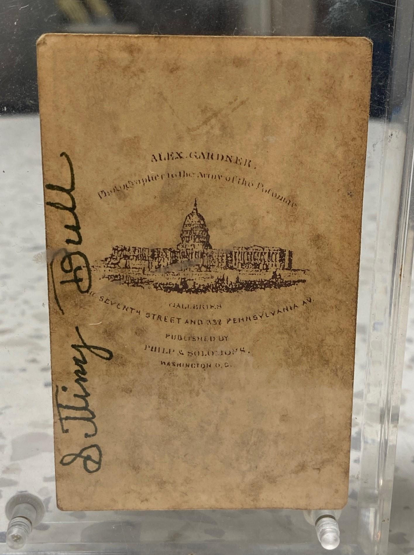 Sitting Bull, signierte Porträtfotografie der indianischen Ureinwohner Nord- und Südamerikas, Schrank Card (Acryl) im Angebot