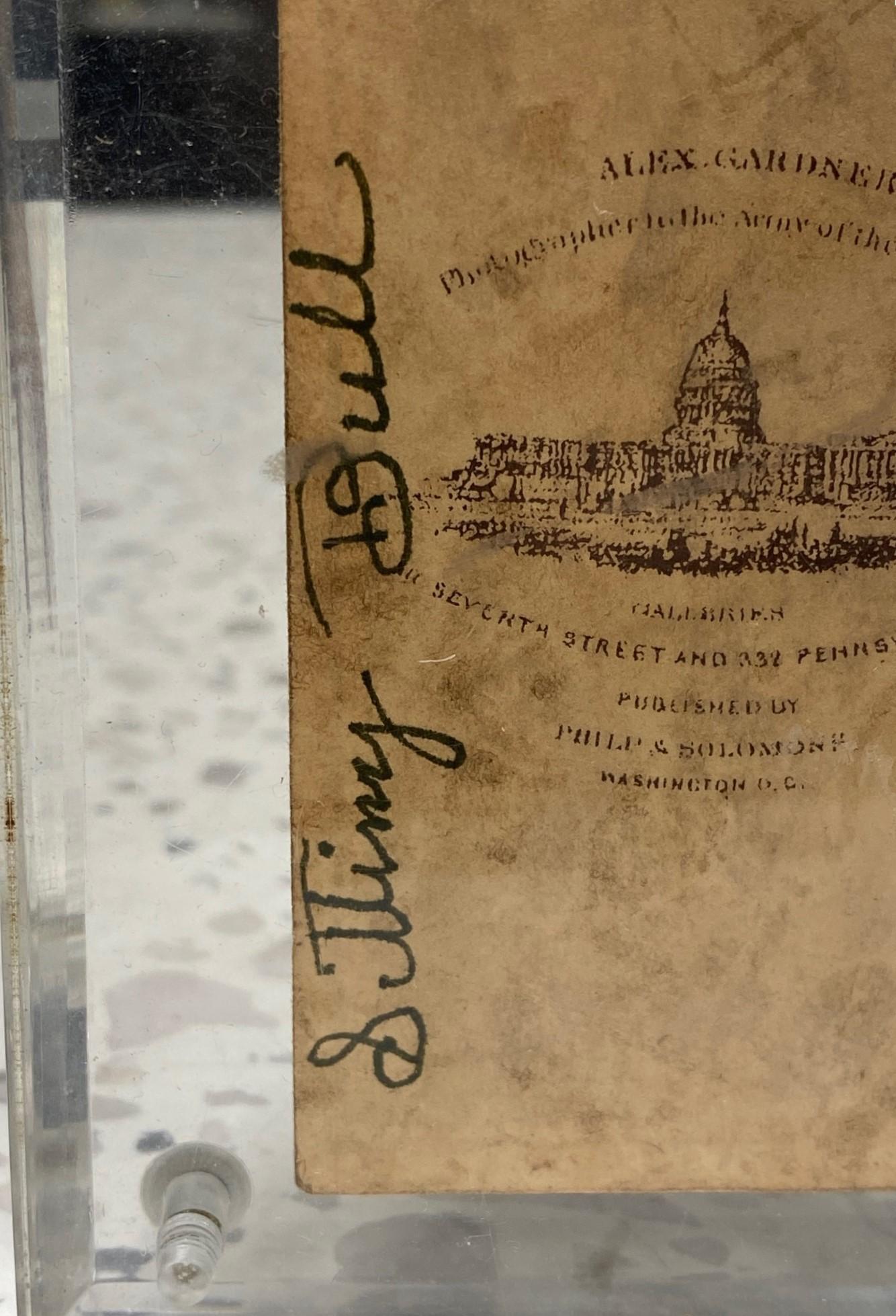 Sitting Bull, signierte Porträtfotografie der indianischen Ureinwohner Nord- und Südamerikas, Schrank Card im Angebot 1