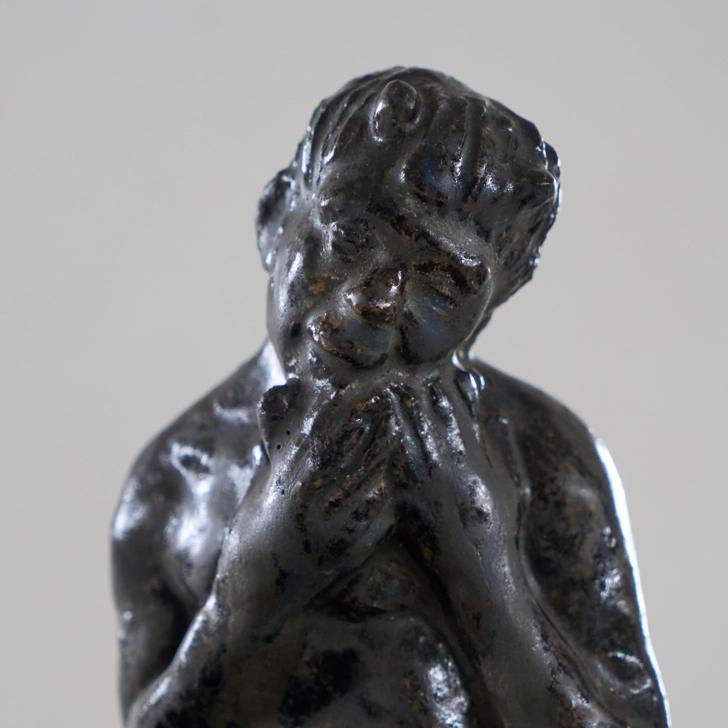 Arts and Crafts Faune assis Sculpture en émail lustré Début du 20e siècle en vente