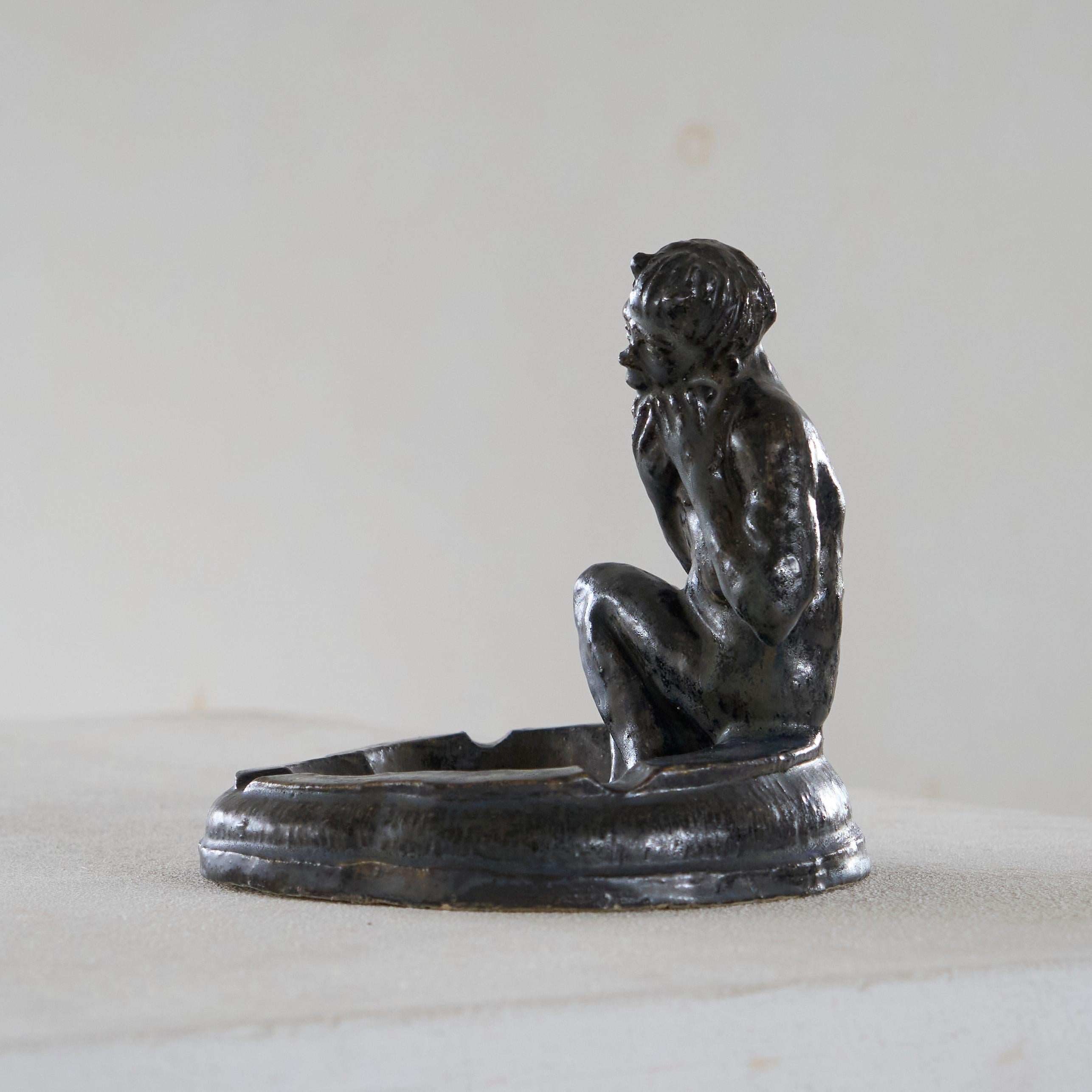 Européen Faune assis Sculpture en émail lustré Début du 20e siècle en vente