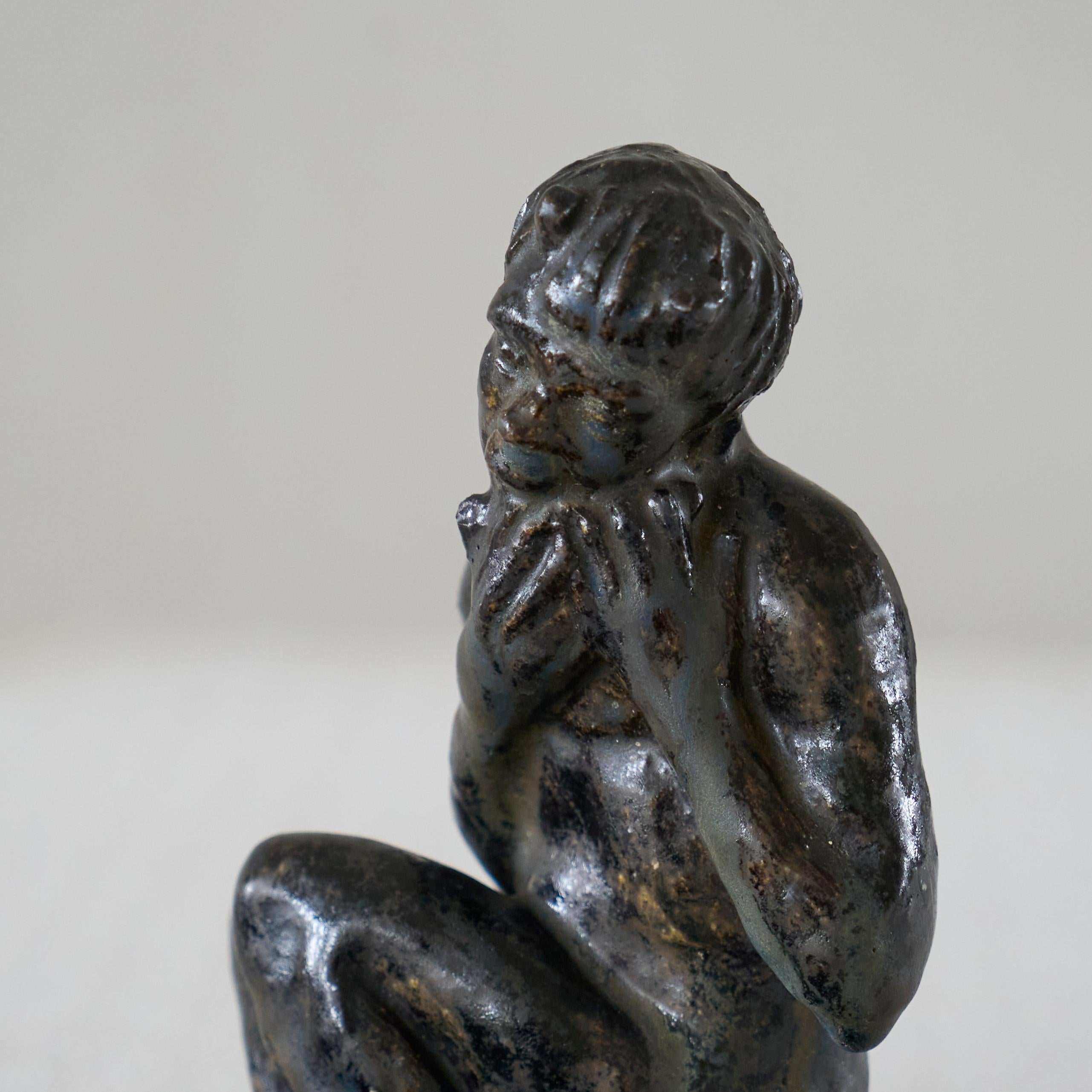 Faune assis Sculpture en émail lustré Début du 20e siècle Bon état - En vente à Tilburg, NL