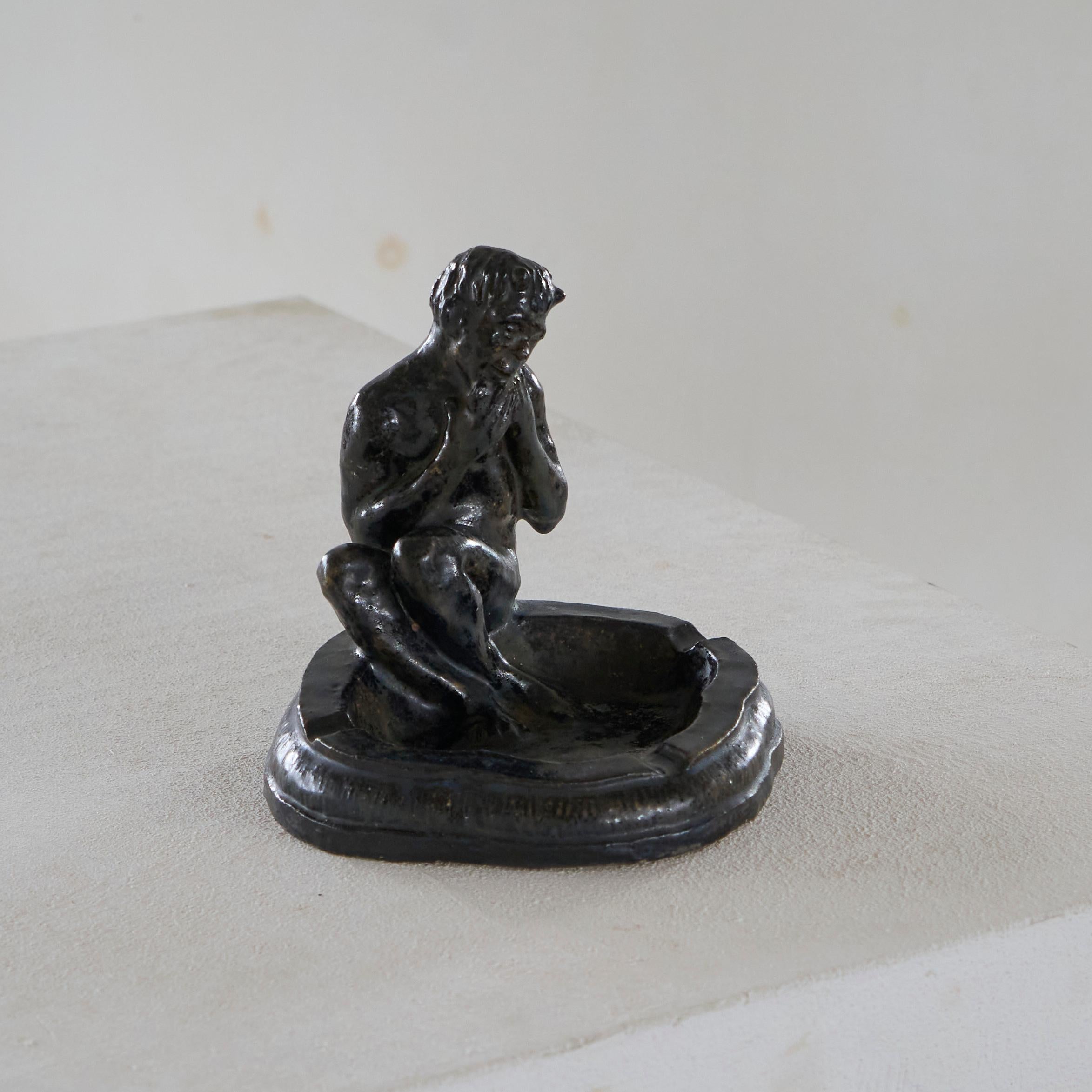 20ième siècle Faune assis Sculpture en émail lustré Début du 20e siècle en vente