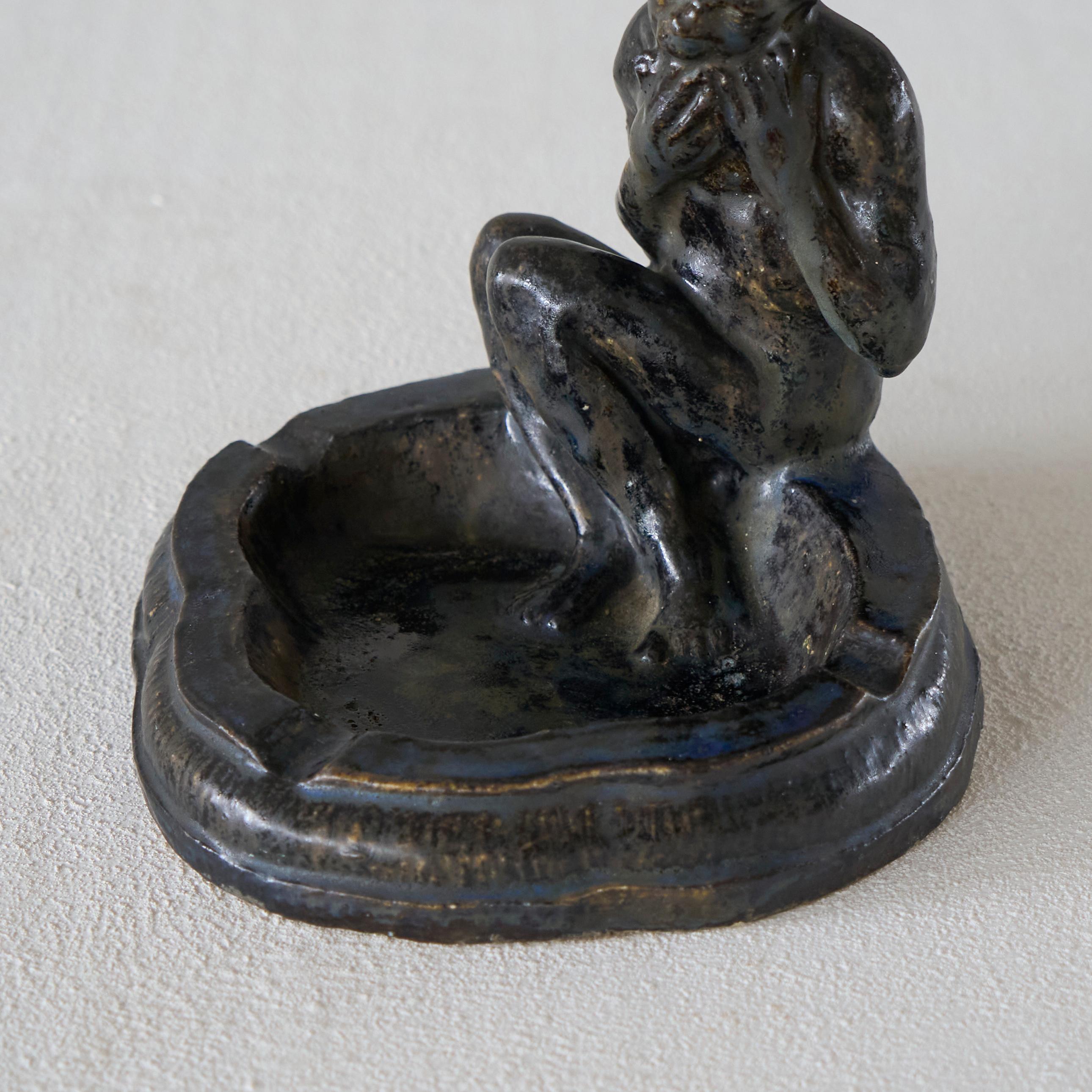 Poteries Faune assis Sculpture en émail lustré Début du 20e siècle en vente