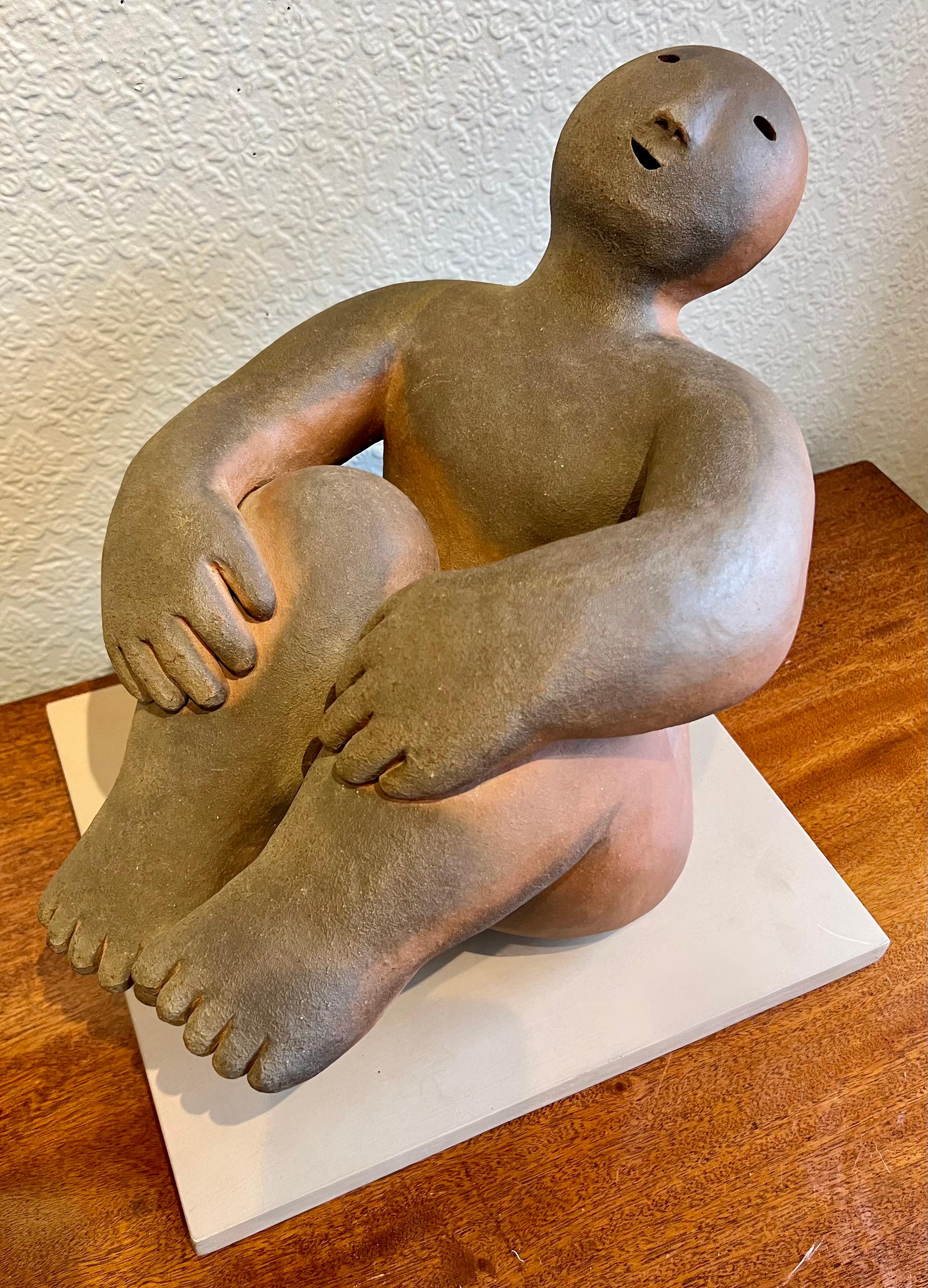 „Sitzende Figur mit Knien hoch“ Holzgebrannte Keramik-Skulptur von Joy Brown (amerikanisch) im Angebot