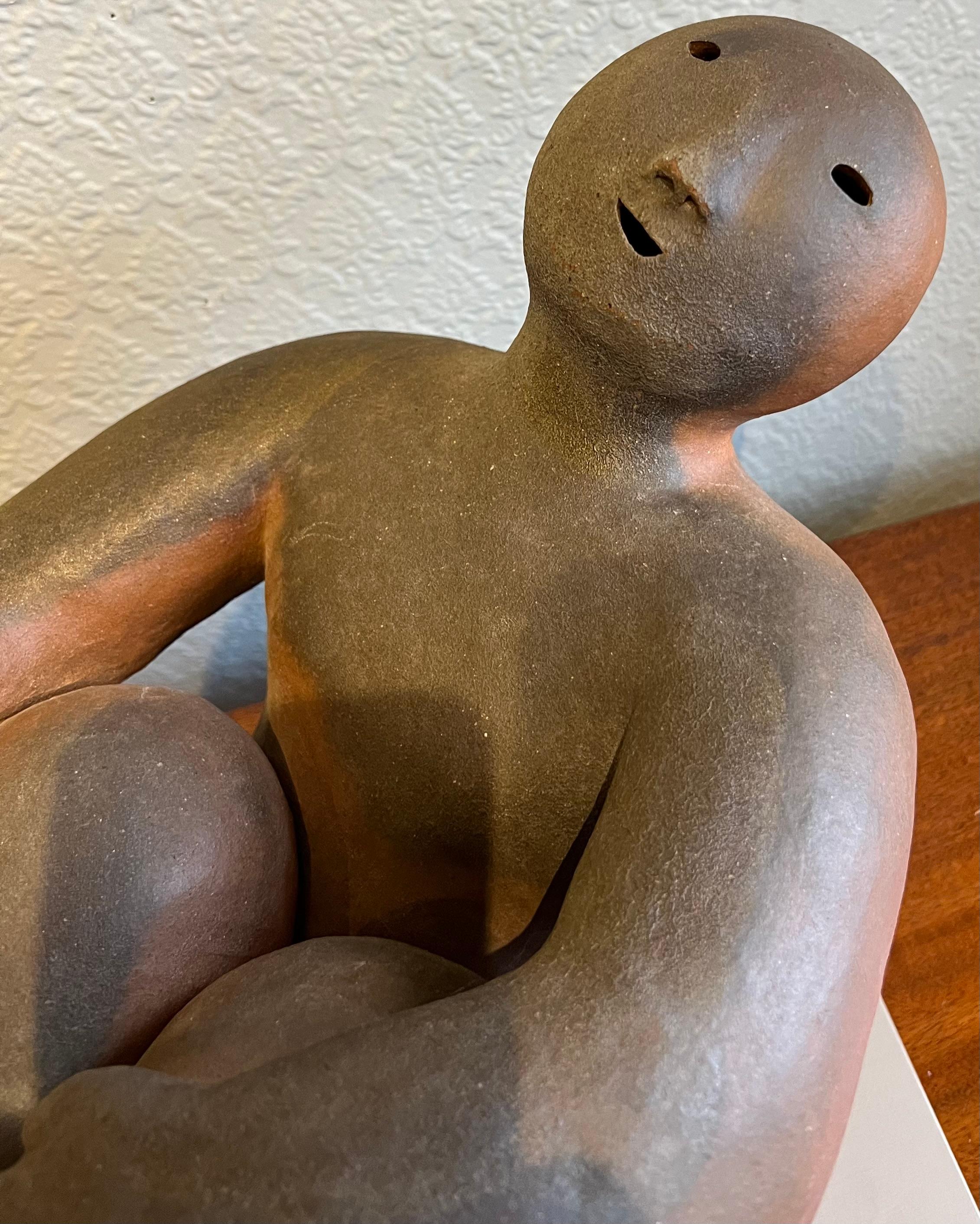 XXIe siècle et contemporain Sculpture en céramique cuite au four en bois « Sitting Figure With Knees Up » de Joy Brown en vente
