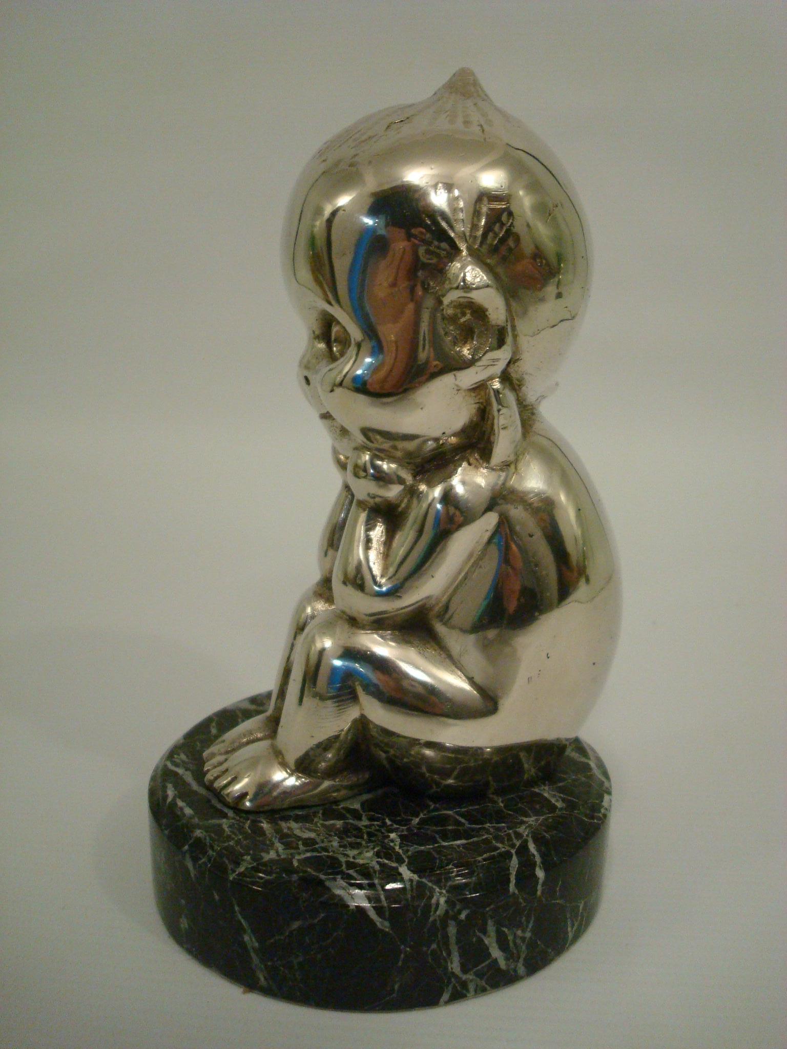 Sitzender Kewpie oder Der Denker, versilberte Bronze Auto Maskottchen Kühlerfigur, 1910er Jahre (amerikanisch) im Angebot