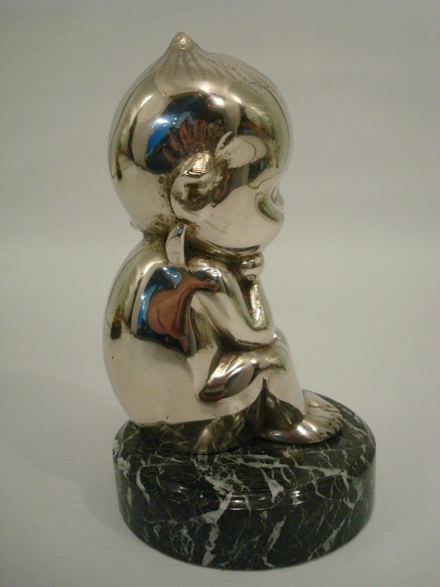 Sitzender Kewpie oder Der Denker, versilberte Bronze Auto Maskottchen Kühlerfigur, 1910er Jahre (Versilbert) im Angebot