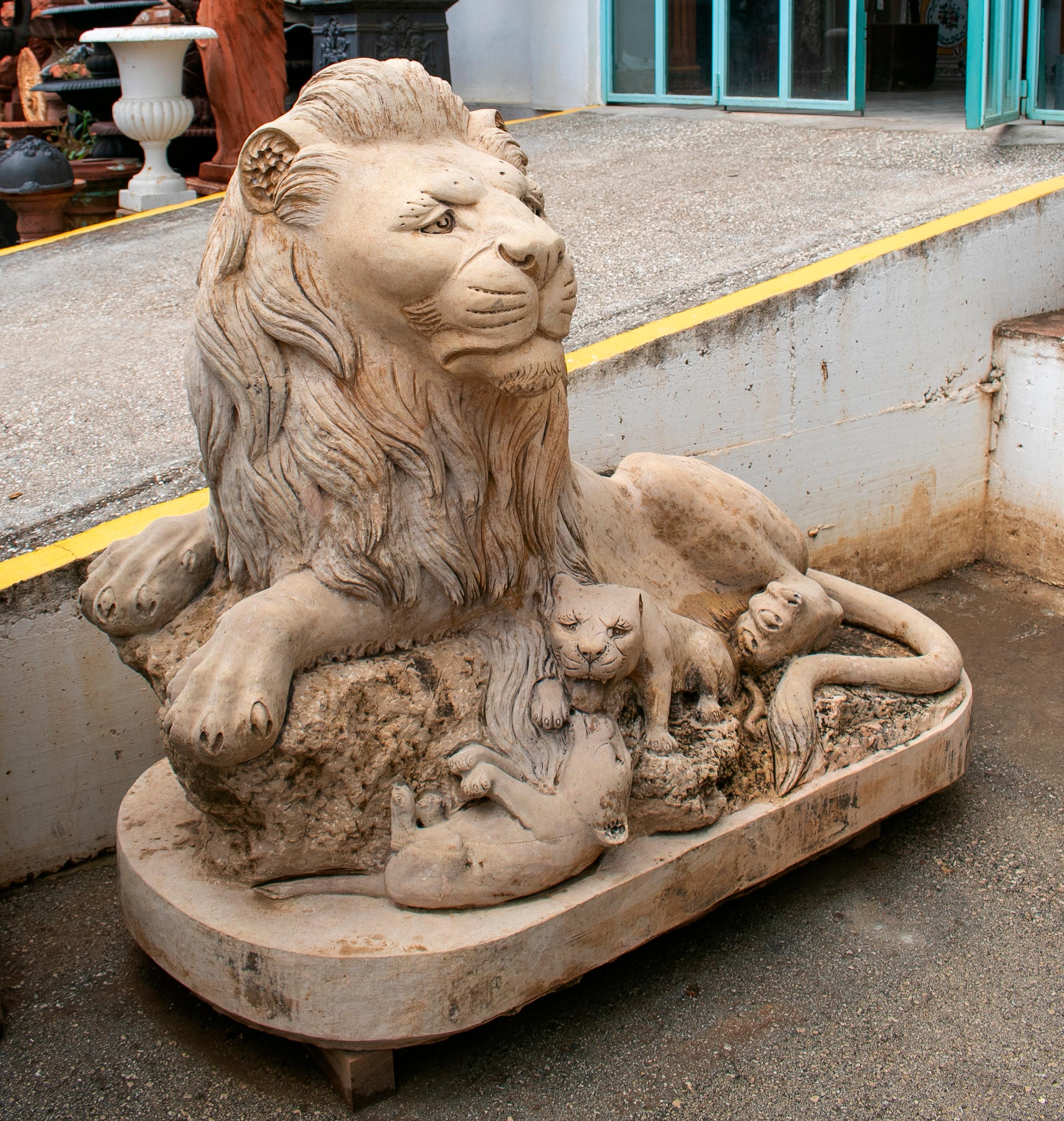 Sitzender Löwe mit Jungen handgeschnitzte Skulptur aus massivem Kalksteinmarmor.