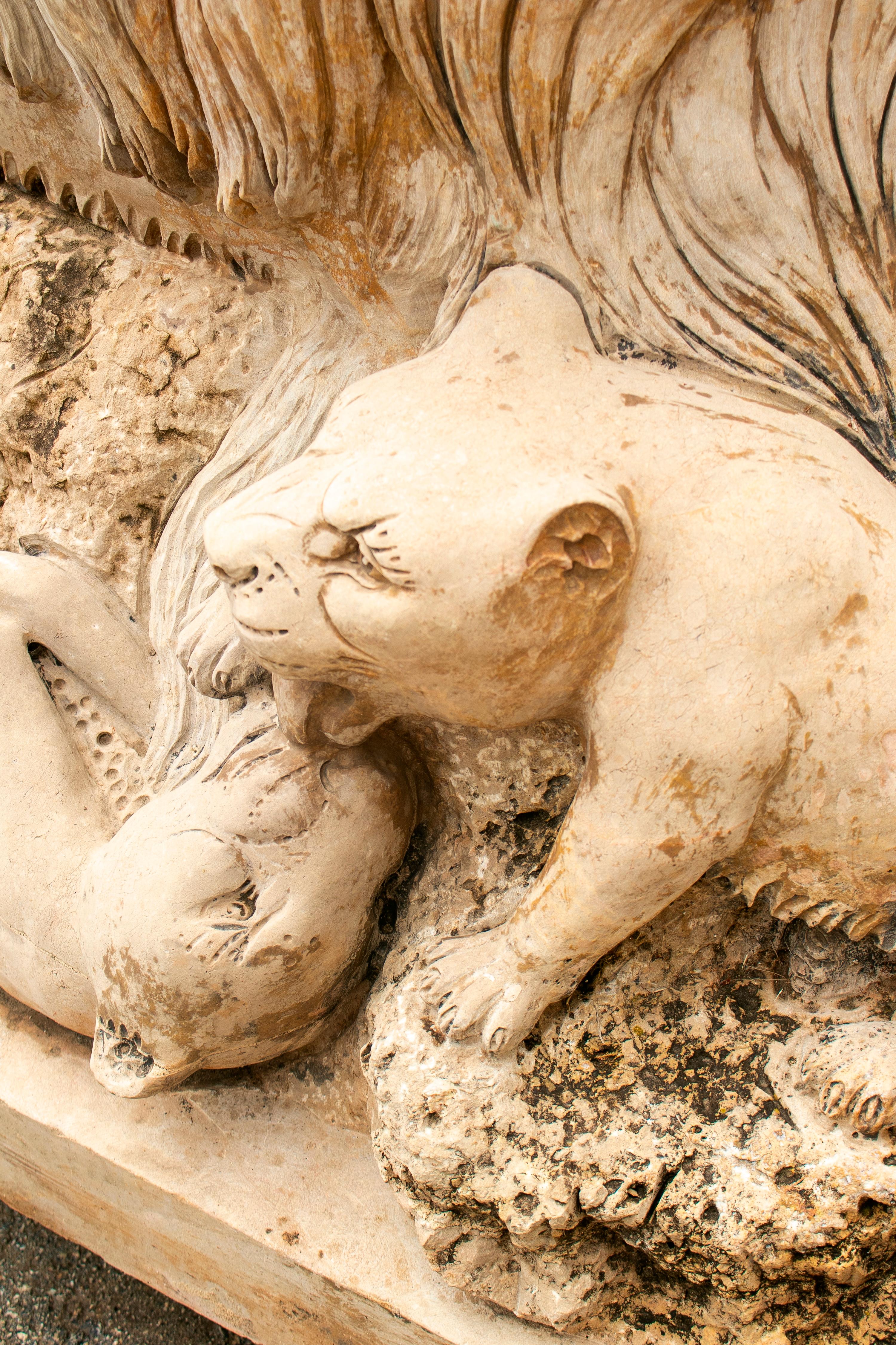 Sitzender Löwe mit Würfeln, handgeschnitzte Skulptur aus massivem Kalkstein-Marmor (20. Jahrhundert)