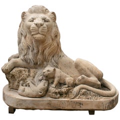 Sitzender Löwe mit Würfeln, handgeschnitzte Skulptur aus massivem Kalkstein-Marmor