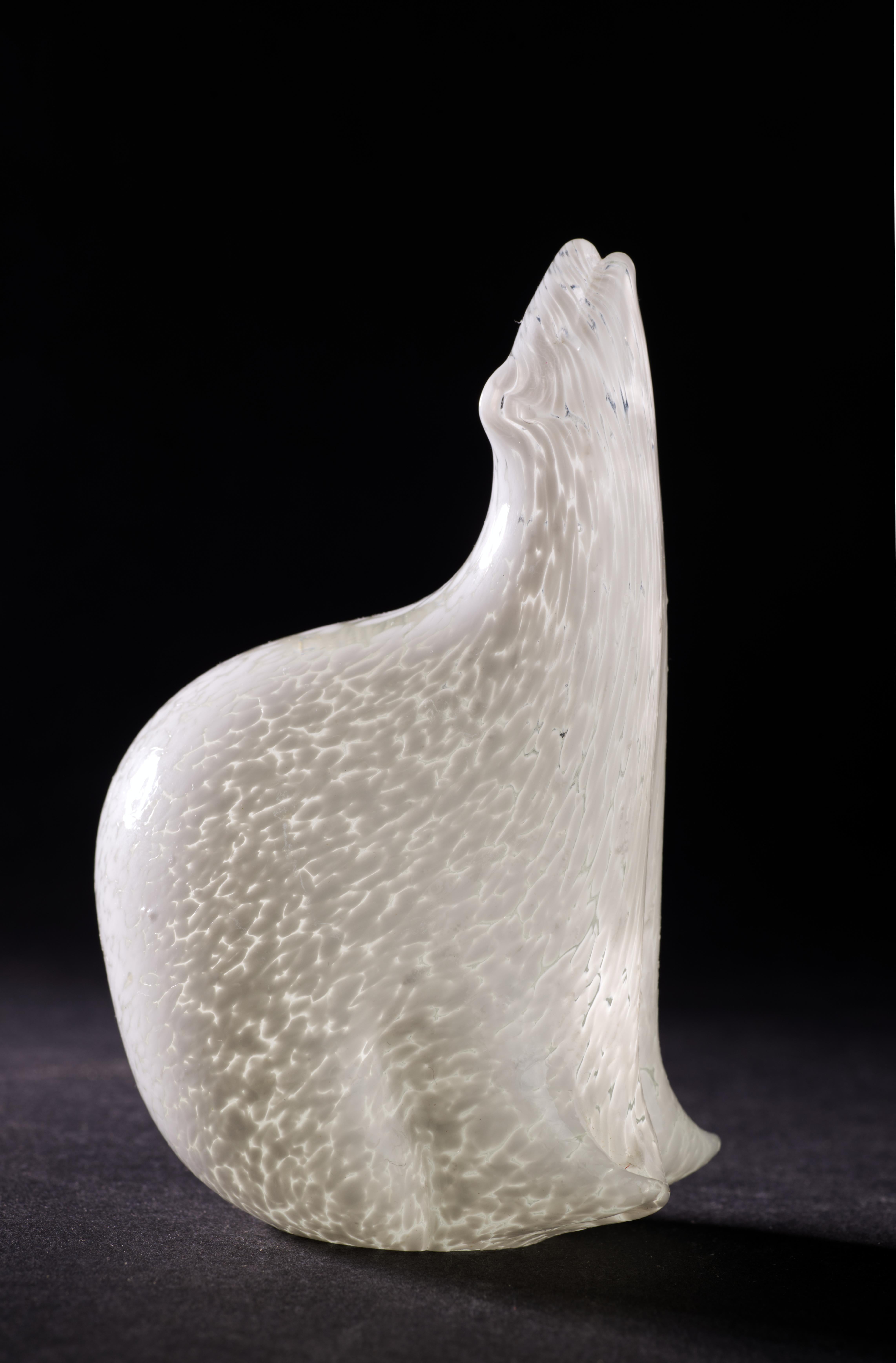  La figurine en verre d'art ou presse-papier en forme d'ours polaire assis est réalisée dans le style The Scandinavian Modern en verre blanc moucheté et transparent.

La figurine est en bon état vintage avec de légères marques d'usure au bas de la