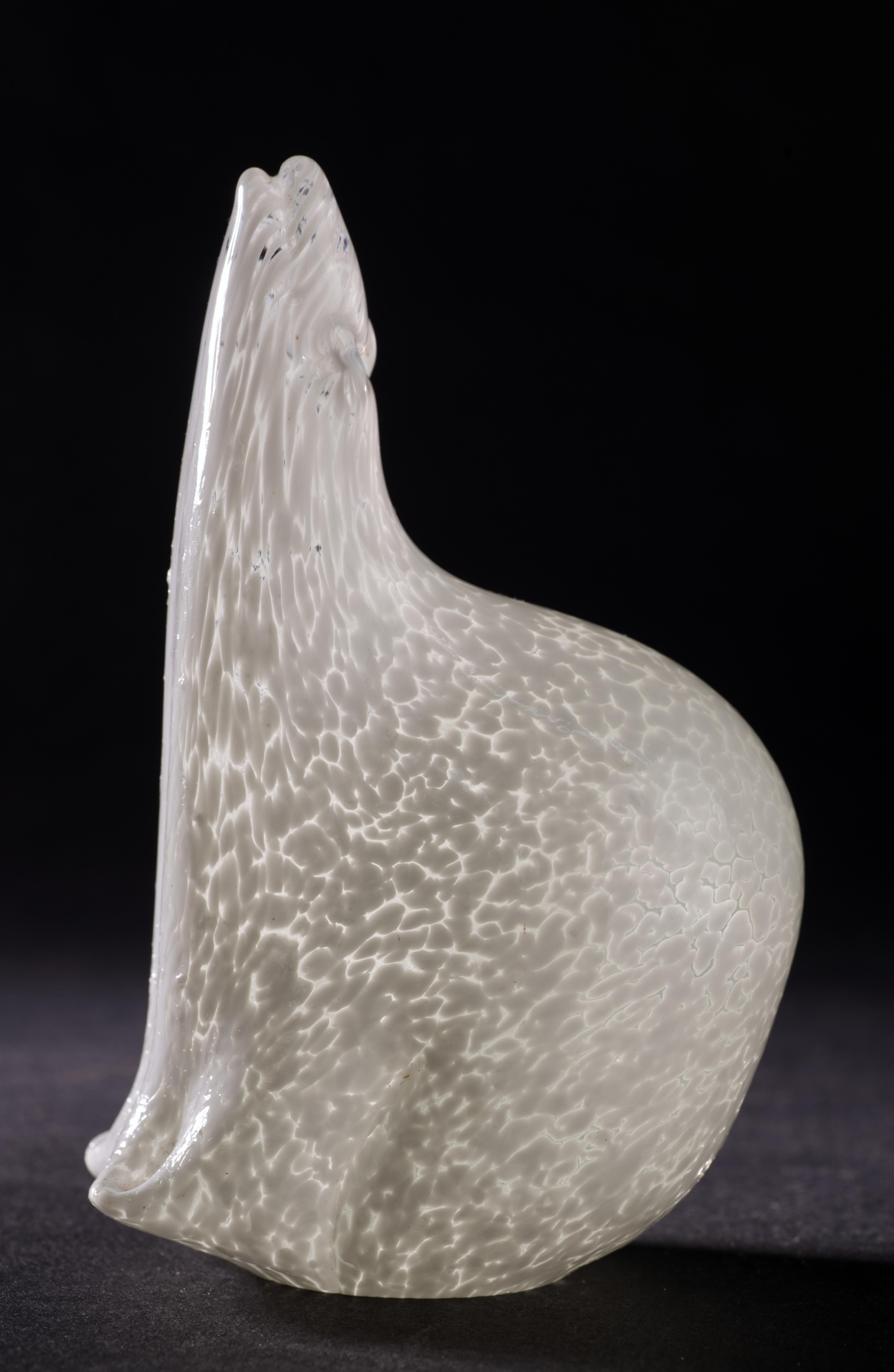 Scandinave moderne Presse-papiers d'art en verre blanc représentant un ours polaire assis, style scandinave moderne en vente
