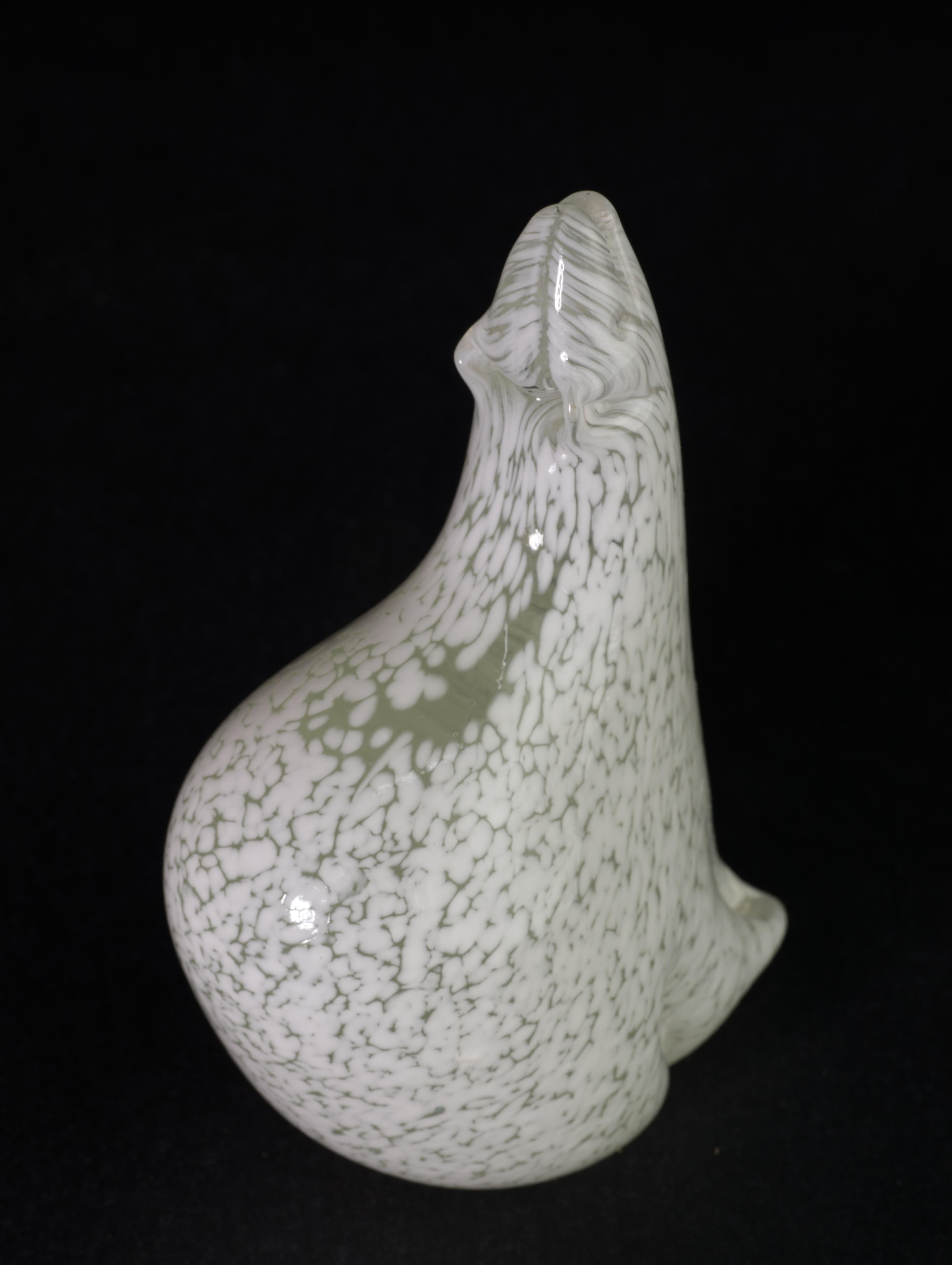 Fait main Presse-papiers d'art en verre blanc représentant un ours polaire assis, style scandinave moderne en vente