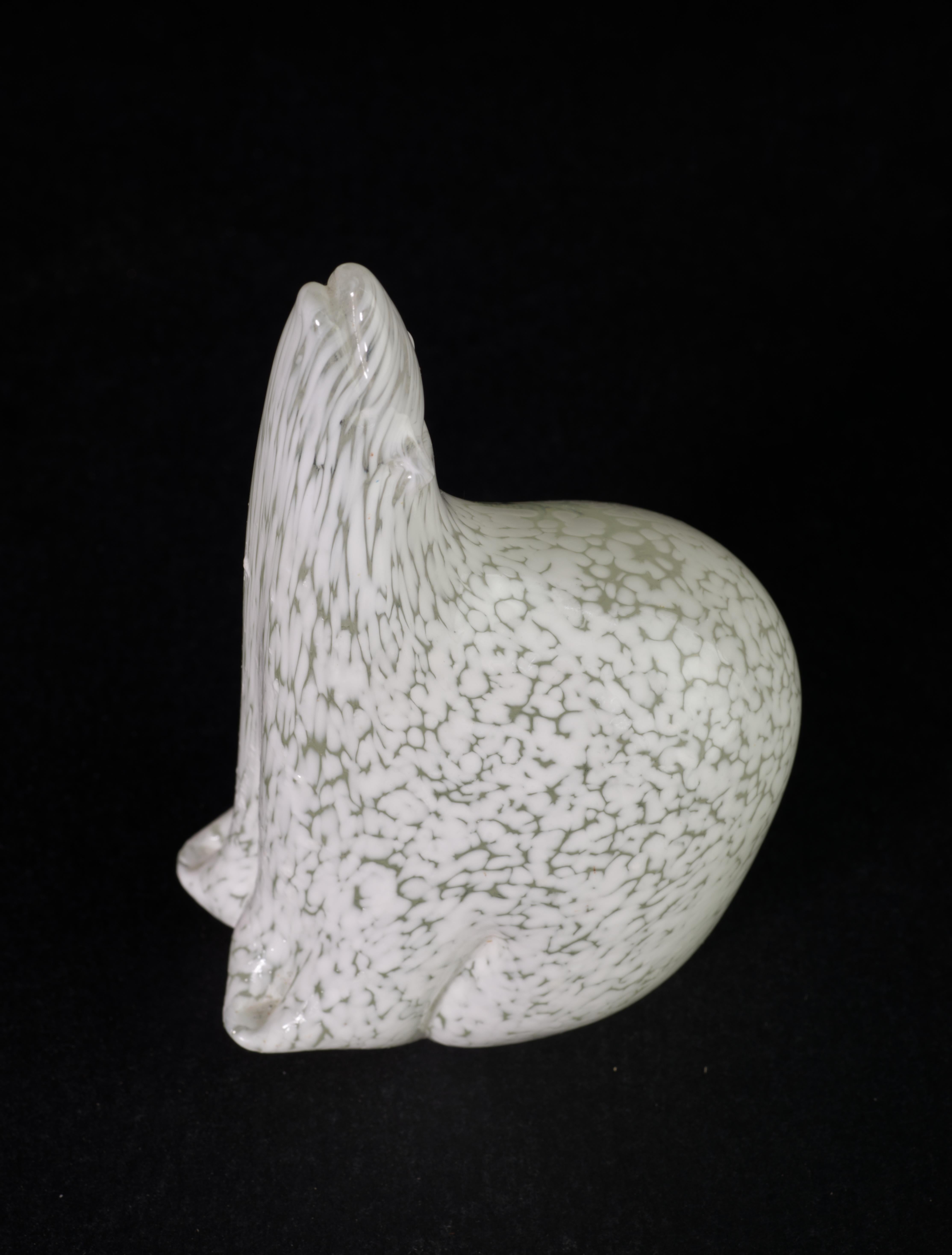 Presse-papiers d'art en verre blanc représentant un ours polaire assis, style scandinave moderne Bon état - En vente à Clifton Springs, NY