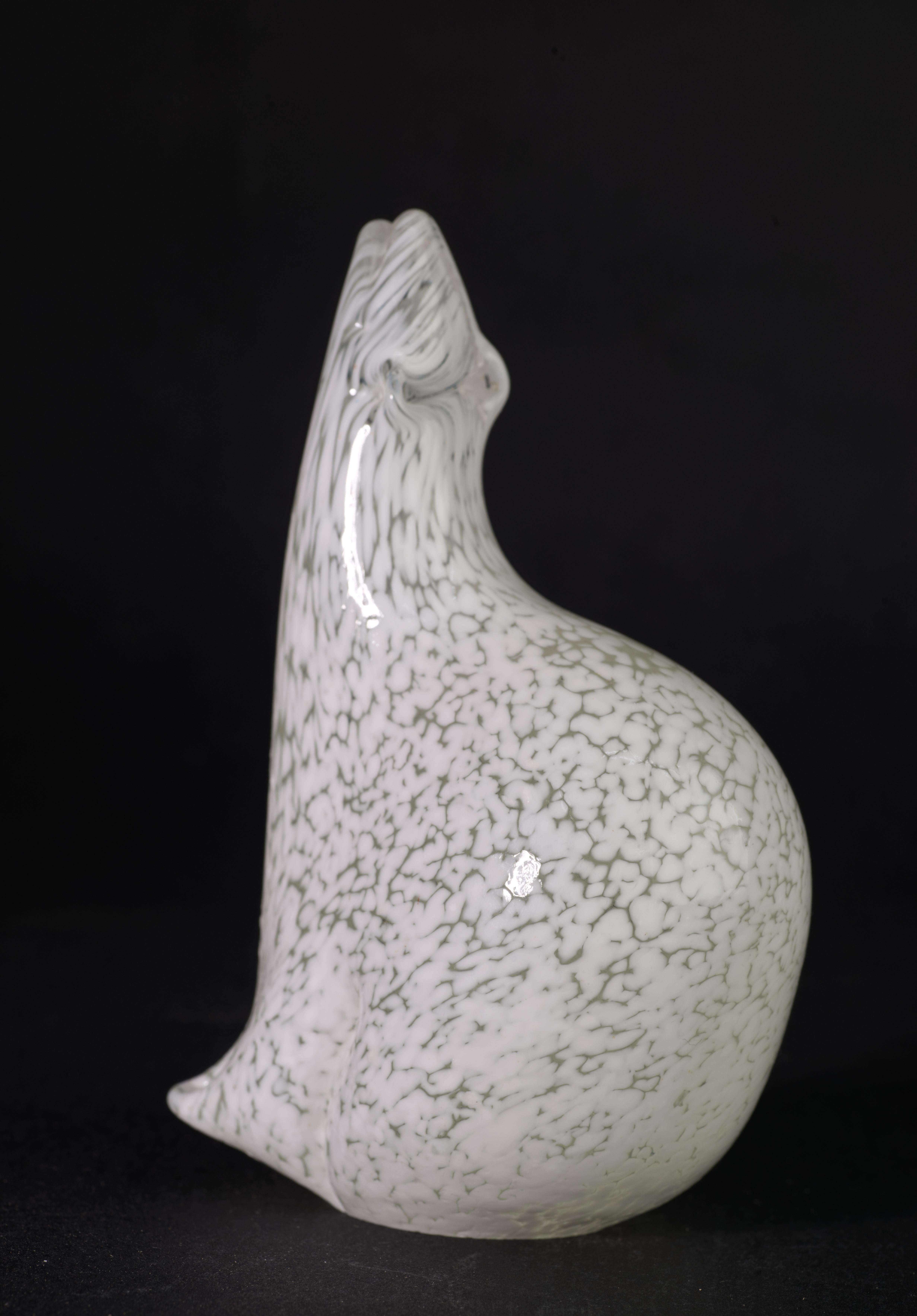 20ième siècle Presse-papiers d'art en verre blanc représentant un ours polaire assis, style scandinave moderne en vente