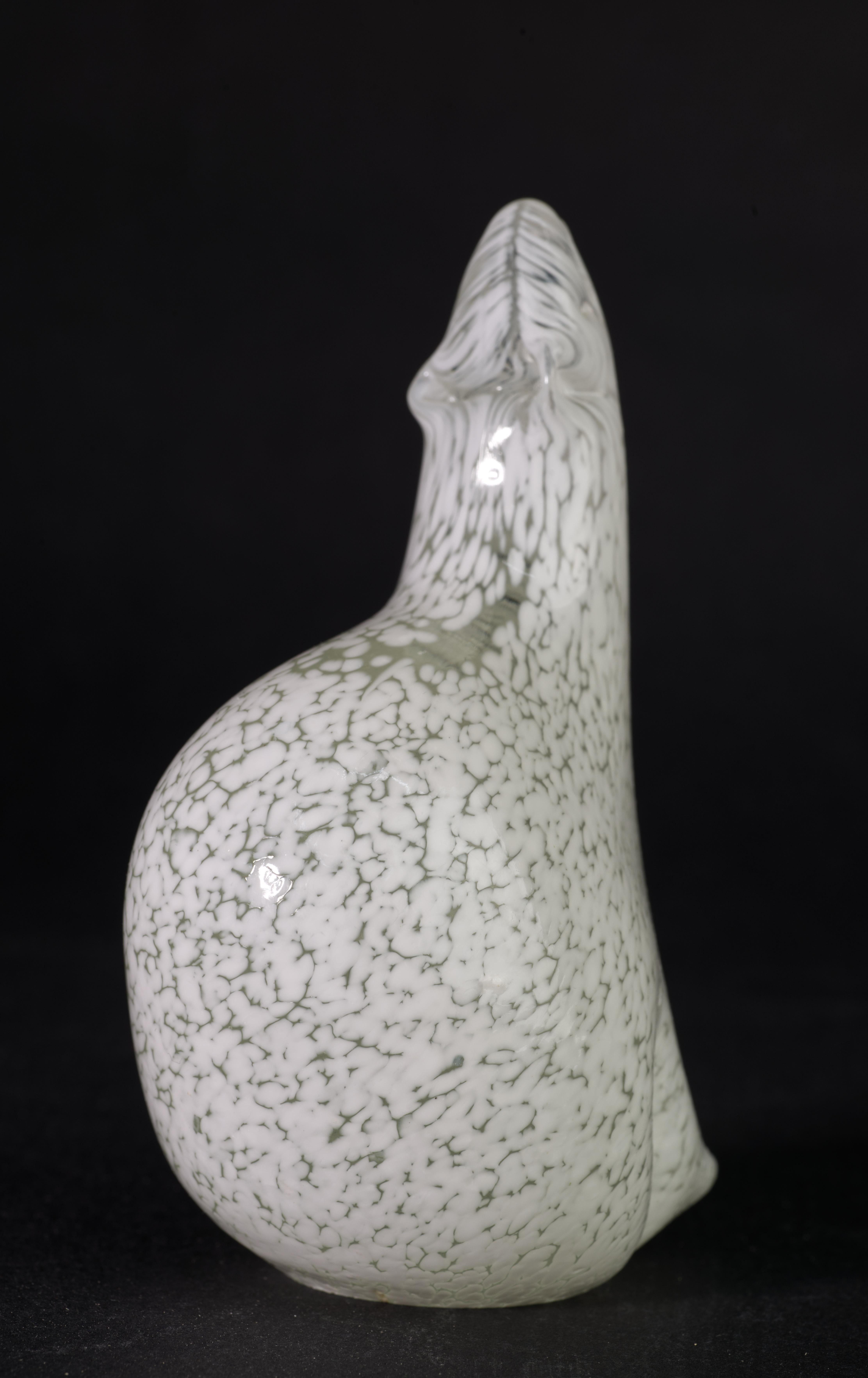 Verre d'art Presse-papiers d'art en verre blanc représentant un ours polaire assis, style scandinave moderne en vente