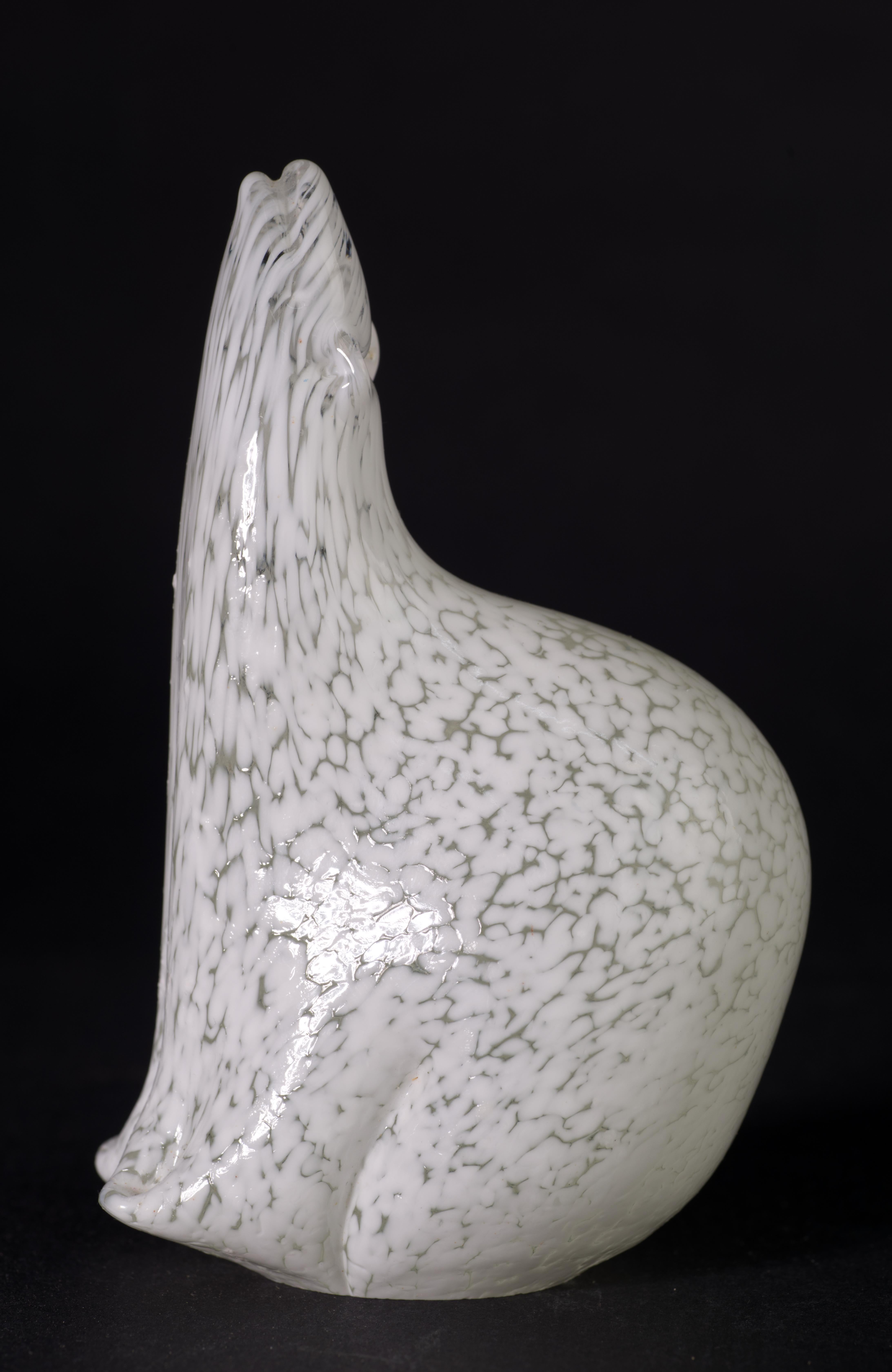 Presse-papiers d'art en verre blanc représentant un ours polaire assis, style scandinave moderne en vente 2