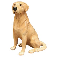 Figure de chien de laboratoire jaune assis par Beswick Pottery « Modèle de patio »