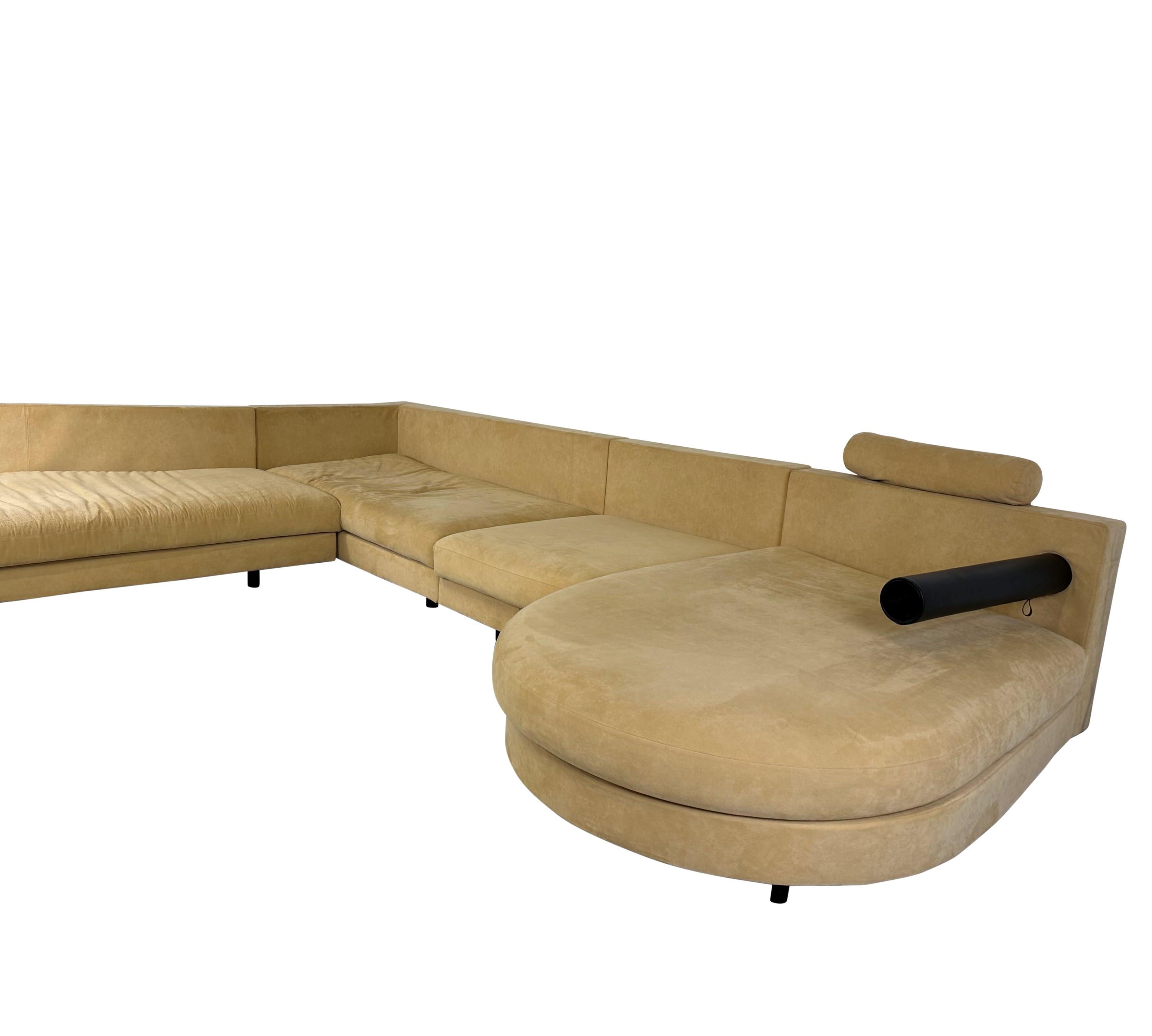 Large 'Sity' sofa set designed by Antonio Citterio for B&B Italia.

This sofa is upholstered in yellow suede and has black leather armrests.

This post modern sofa offers a large seating area nd great comfort thanks to the daybed