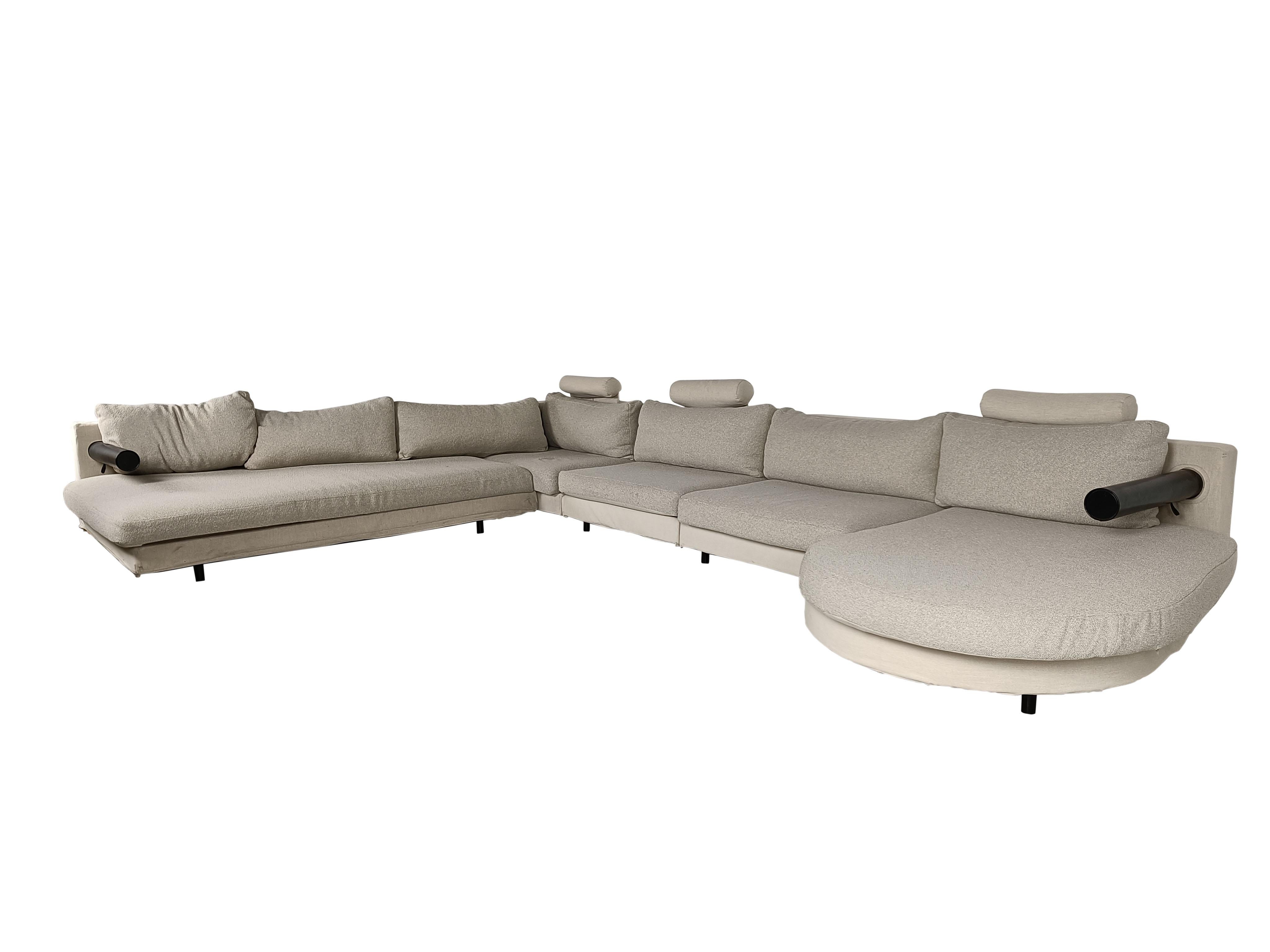 Large 'Sity' sofa set designed by Antonio Citterio for B&B italia.

This sofa is upholstered in grey fabric and has black leather armrests.

This post modern sofa offers a large seating area and great comfort thanks to the daybed