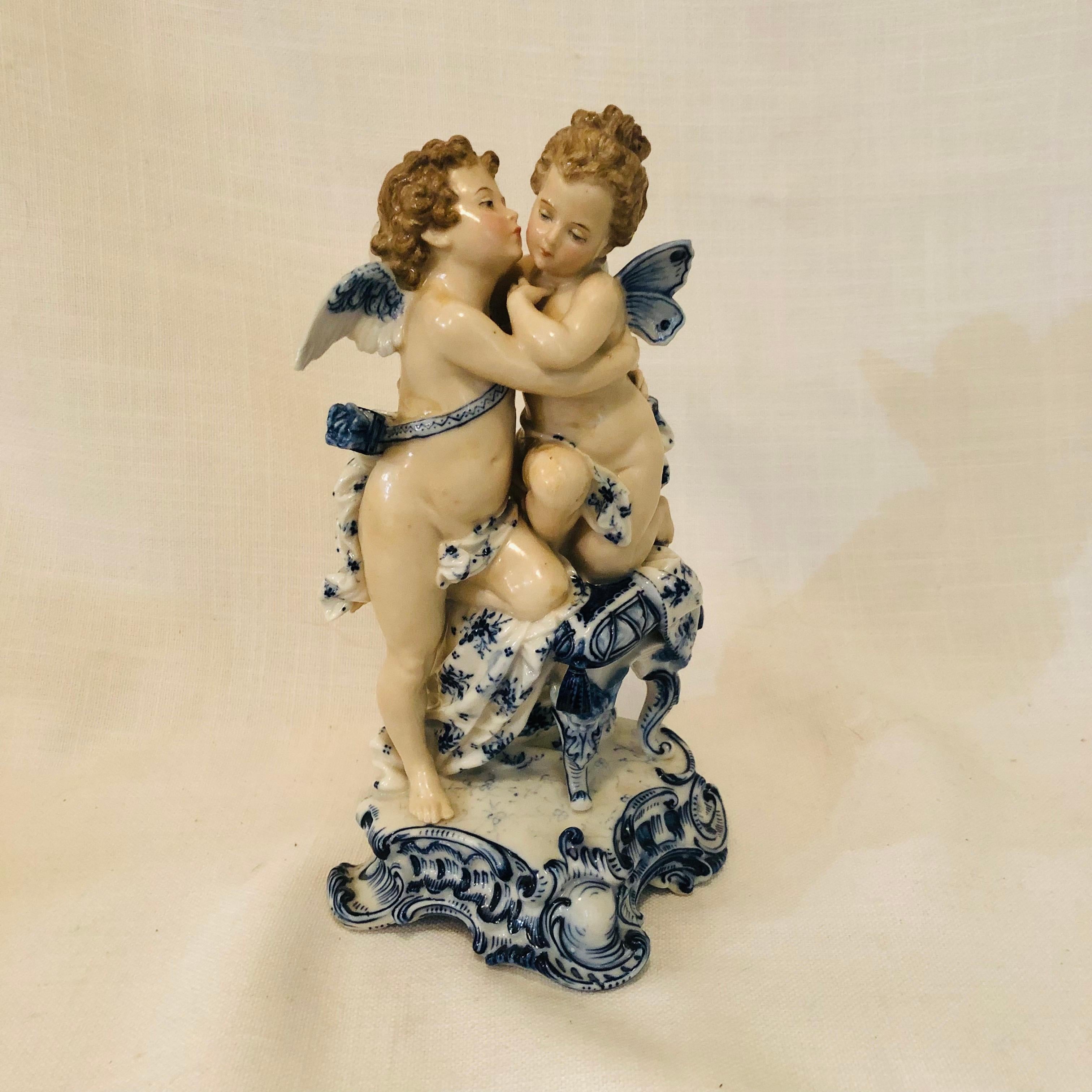 Romantique Figurine Sitzendorf de Dresde avec anges qui baignent avec décoration bleue et blanche