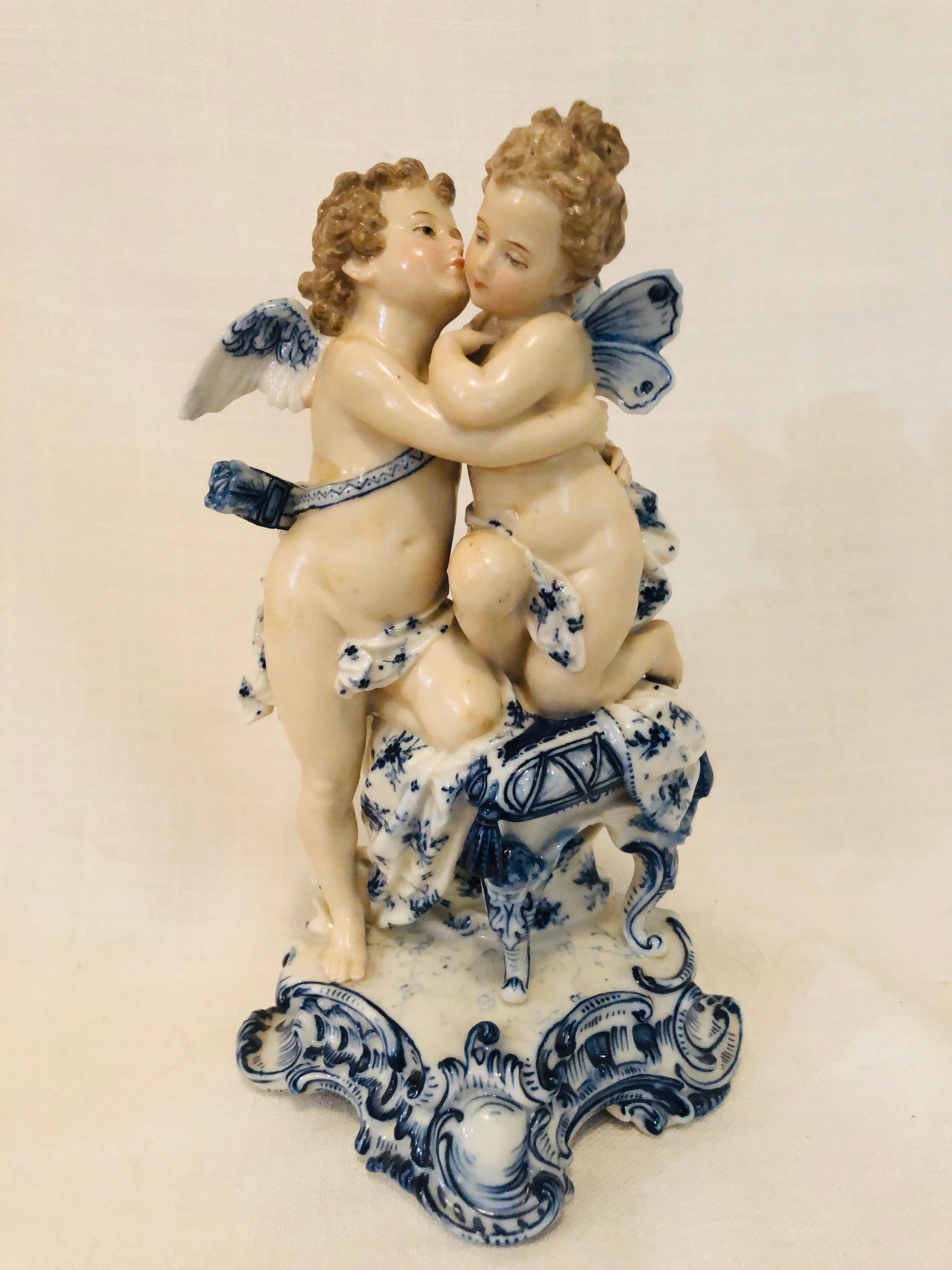 Allemand Figurine Sitzendorf de Dresde avec anges qui baignent avec décoration bleue et blanche